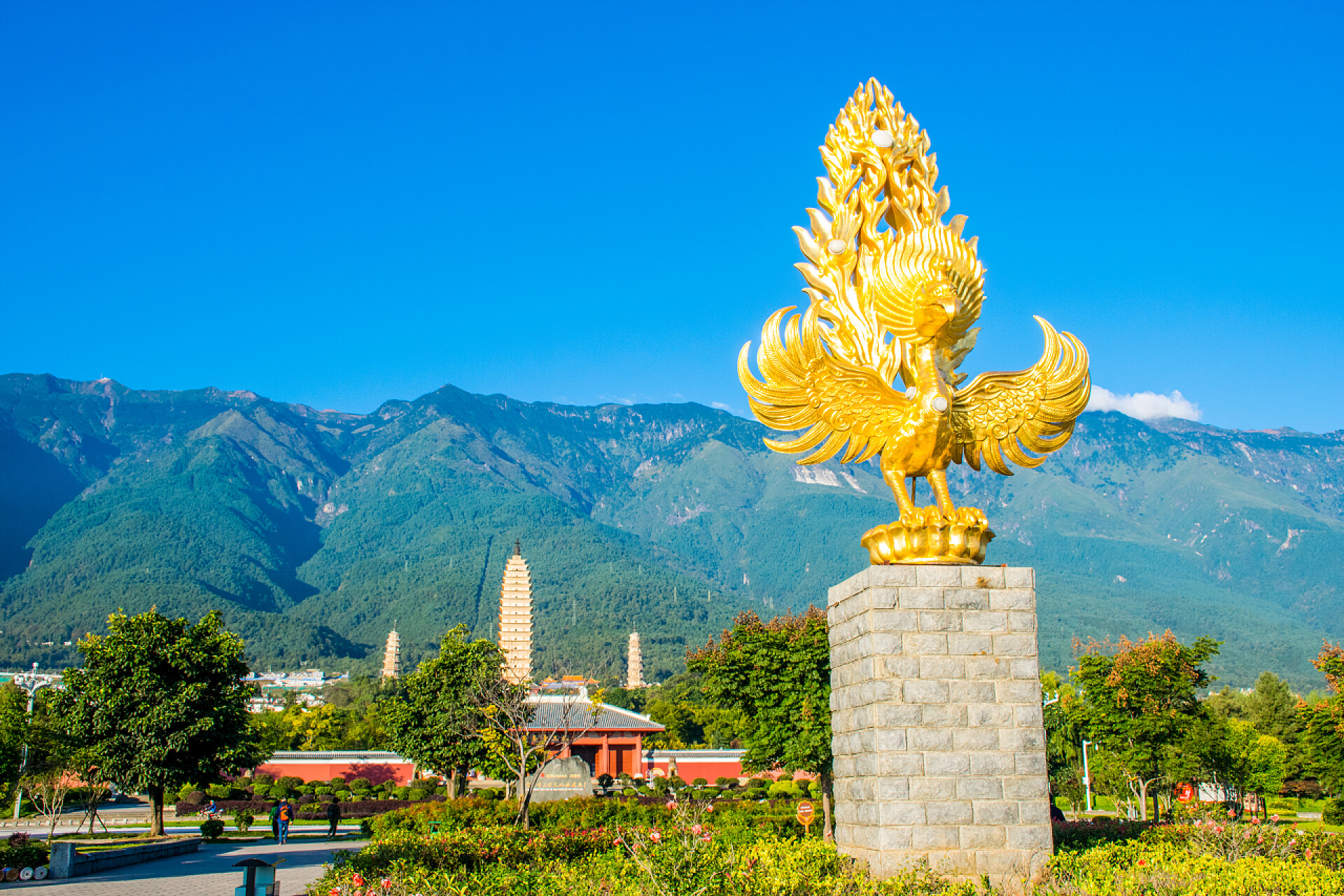 中国云南省大理古城在中国云南省大理古城附近的崇胜寺前，金飞雕像在壮观的天空下。古宝塔是亚洲的热门旅游胜地.