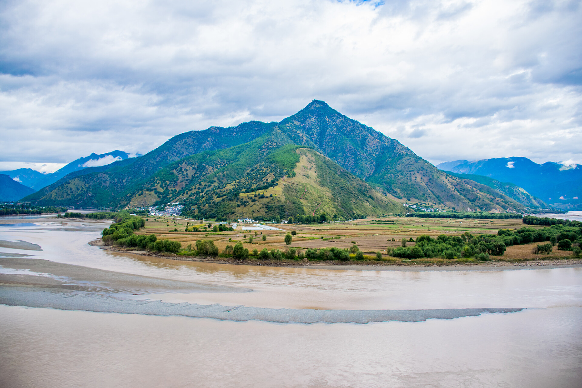 中国云南省丽江市长江第一弯中国云南丽江县自然景观