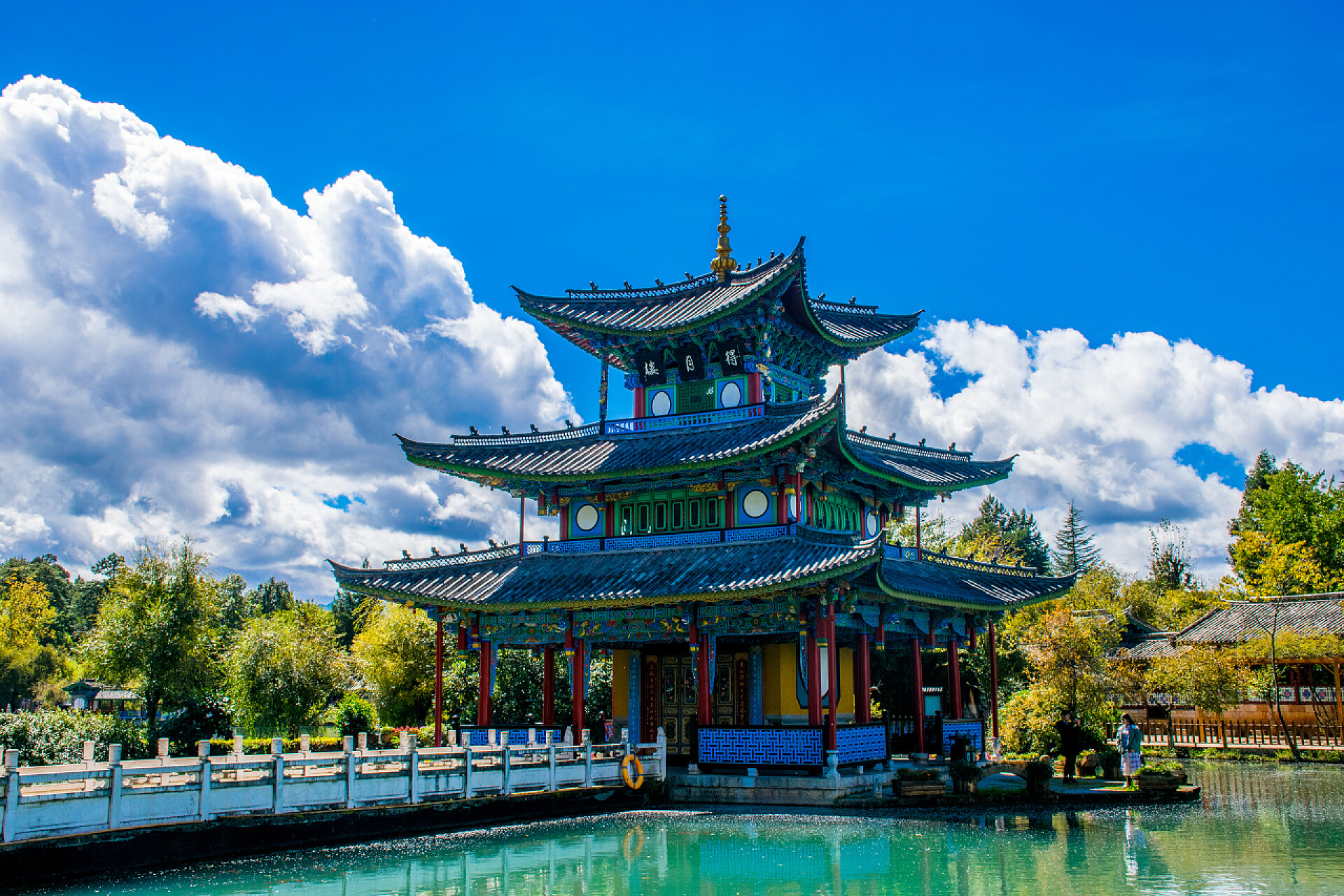 中国云南省丽江市玉龙泉公园云南丽江县传统建筑与自然