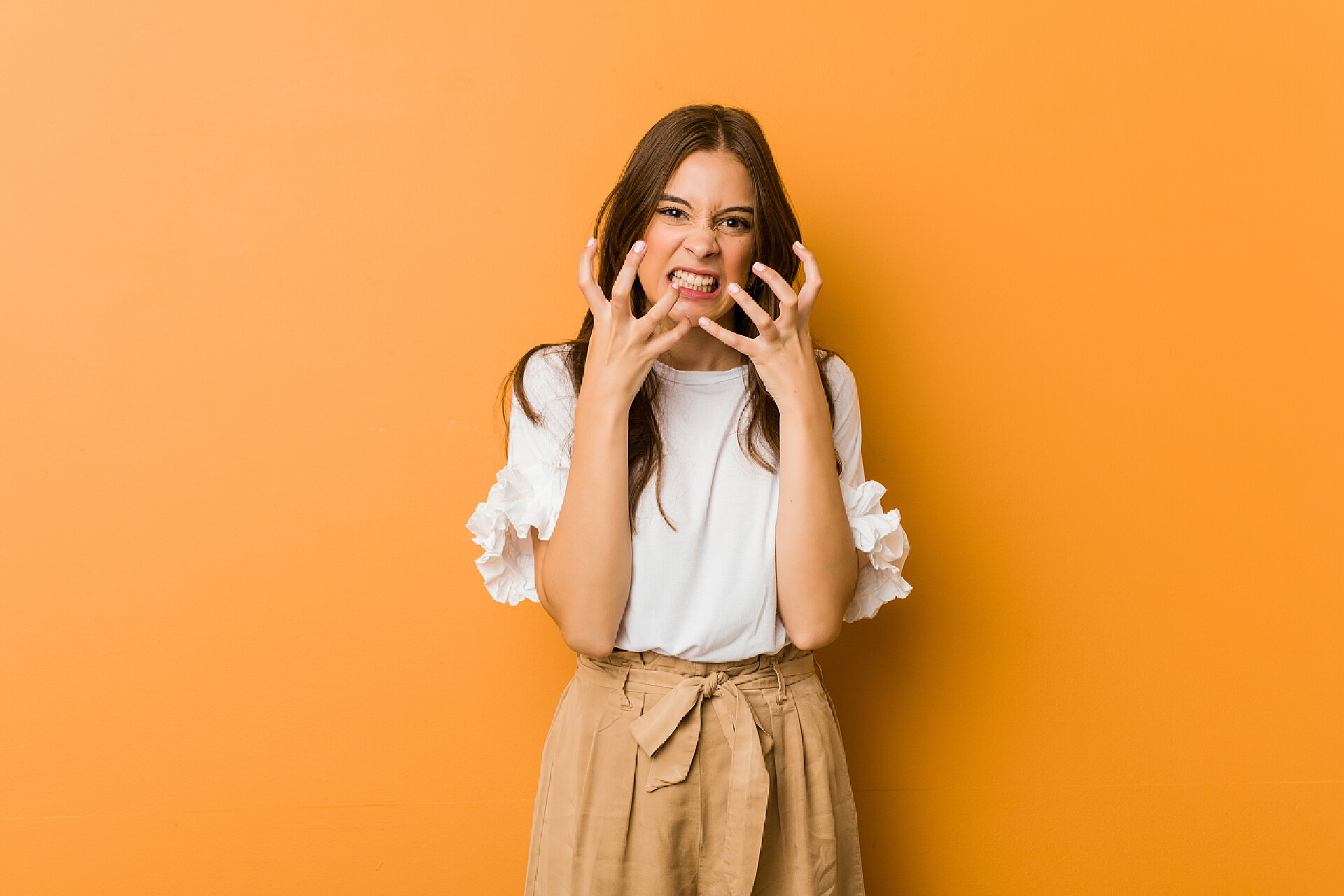 年轻的女人尖叫着年轻的高加索女人紧张地尖叫着.