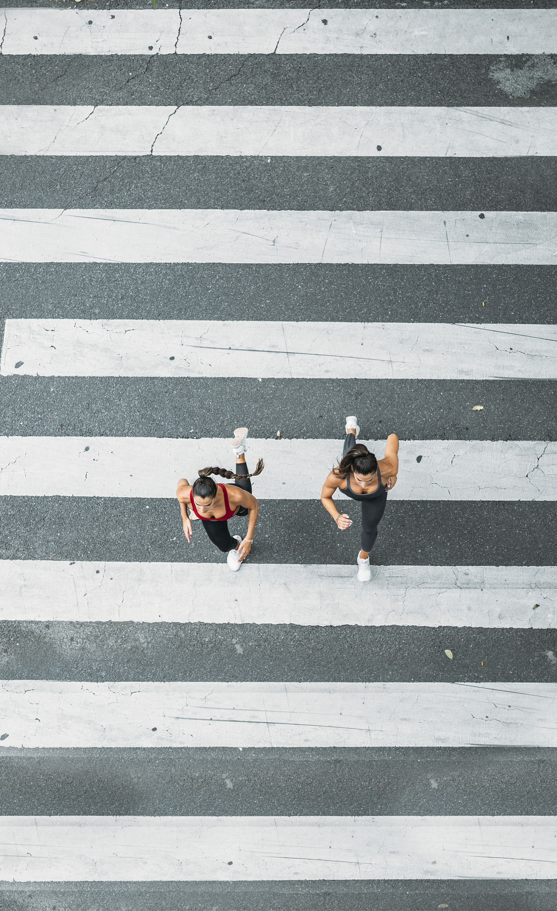 两个女人跑过斑马线两个女人跑过斑马线