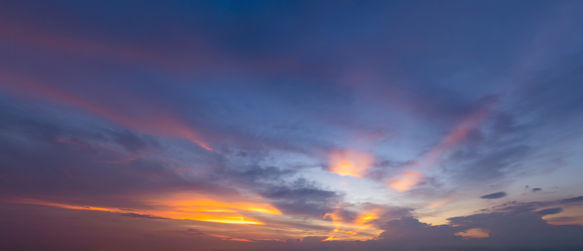 日落的天空日落的天空。抽象自然背景。戏剧性的蓝色和橙色