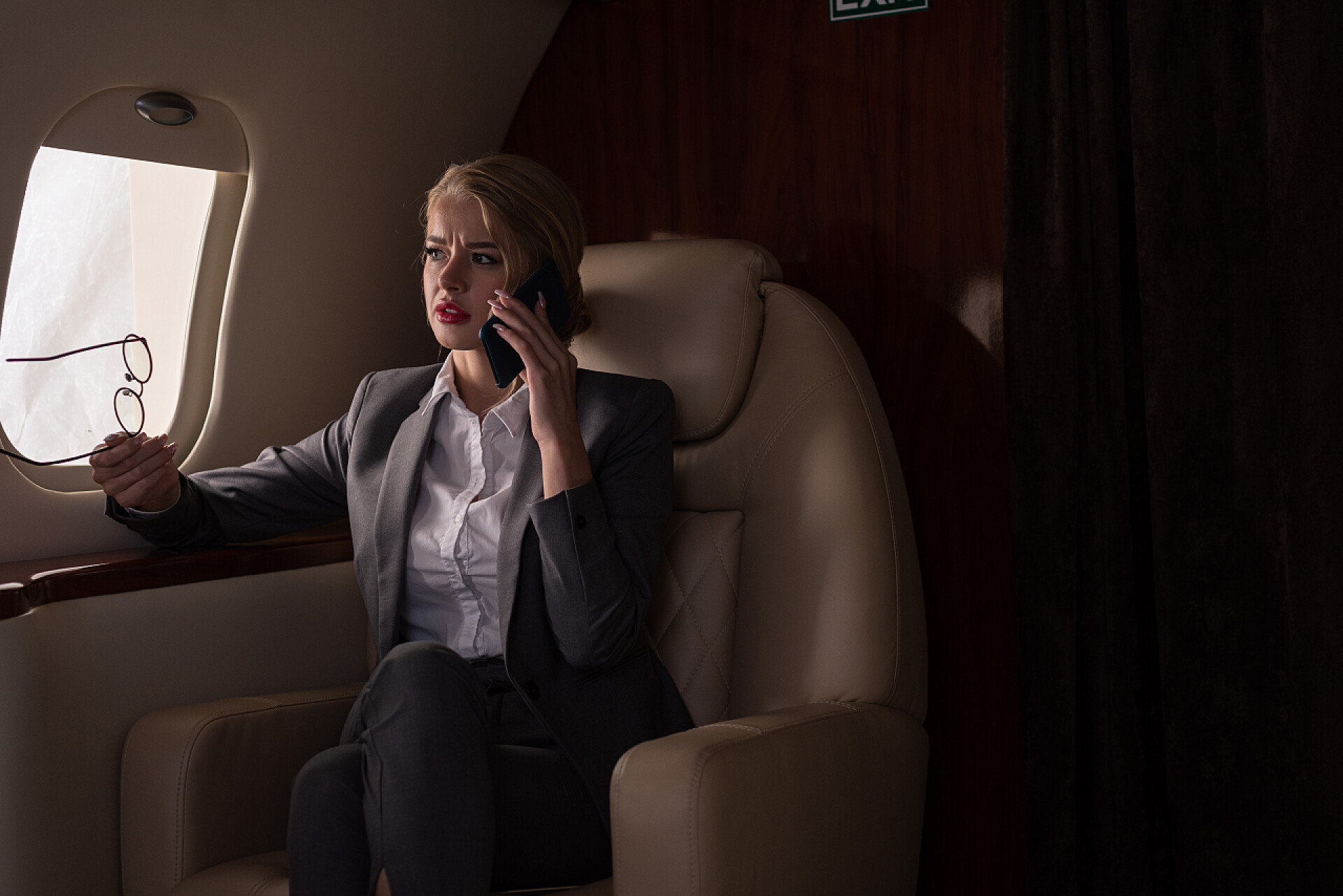 正在打电话的女商人