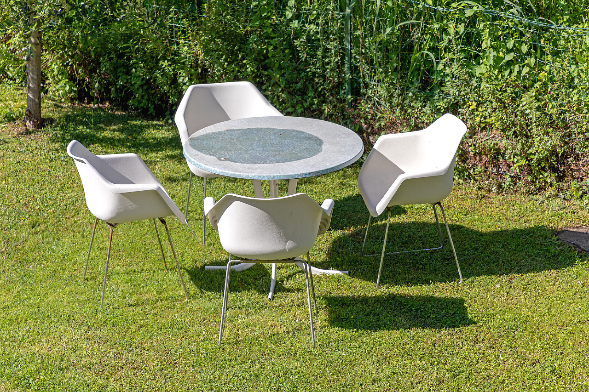 花园里的圆桌和白色椅子花园中的表