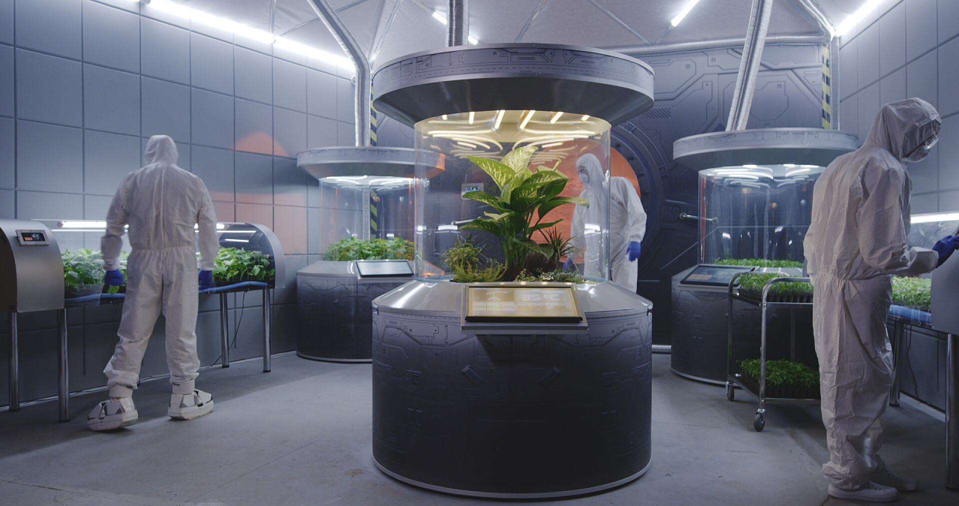 实验室的工程师科学家在哈兹马特西装检查植物孵化器