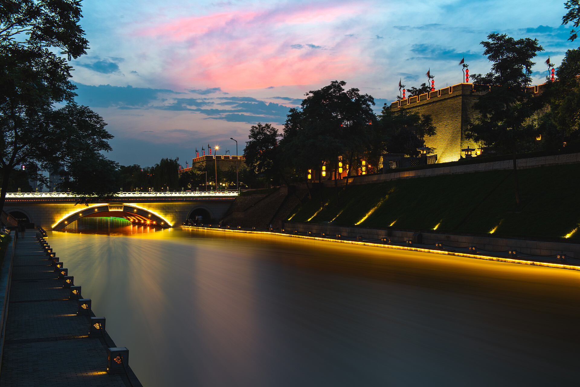 中国西安旧城墙和护城河后西安城墙