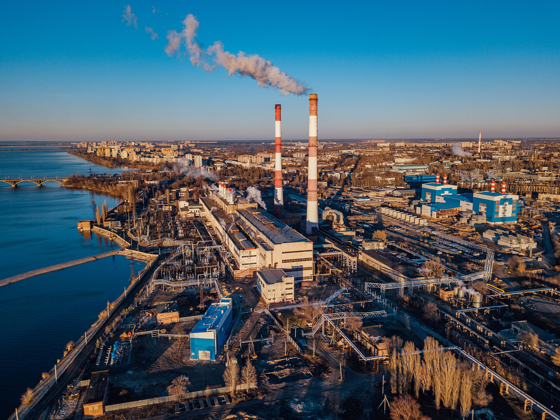 大型工业区的鸟瞰图火电厂。大型工业无人机的鸟瞰图 