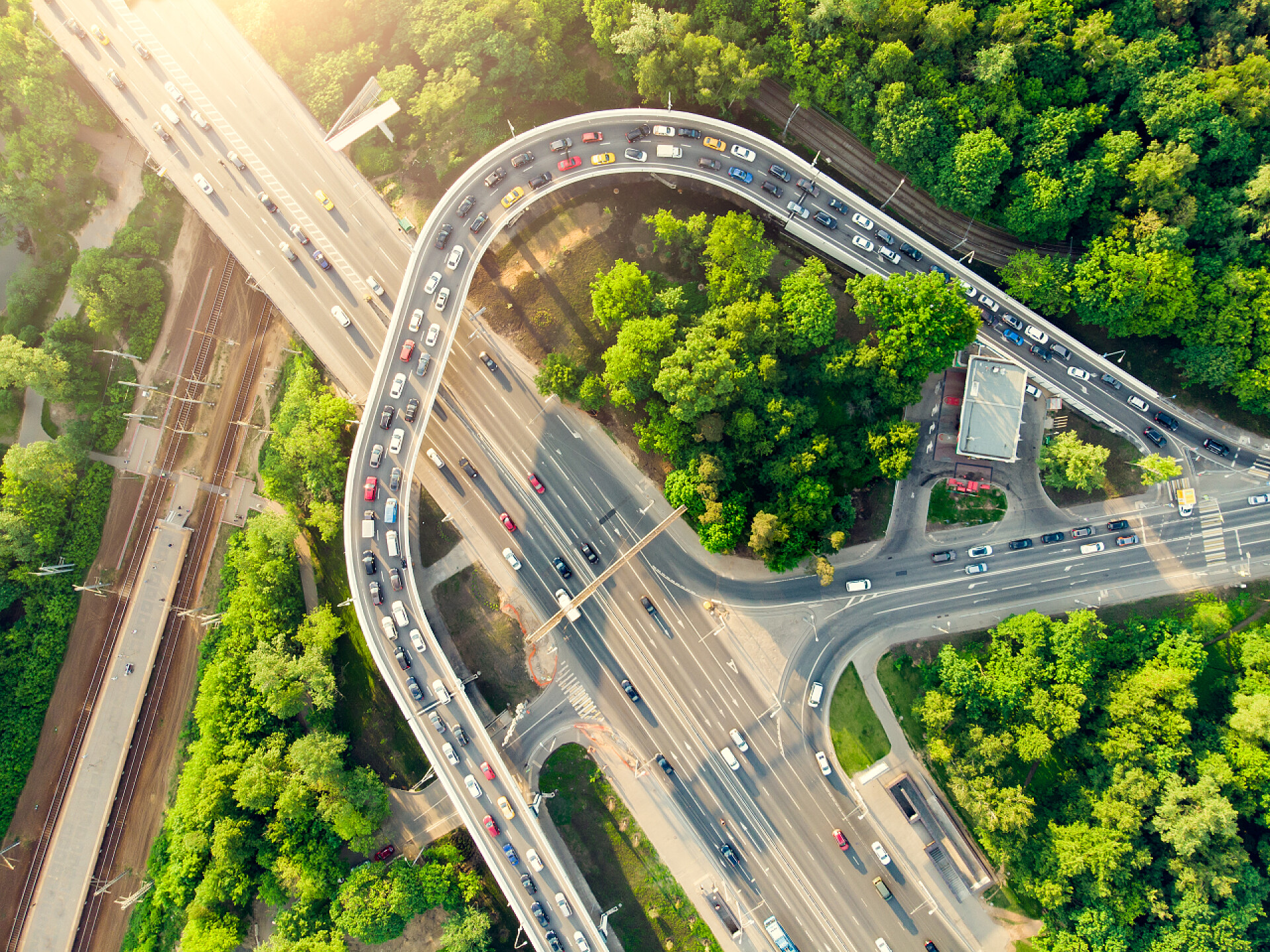航拍公路全景照片在路顶上，汽车站在交通堵塞，绿色森林在夏天的一天