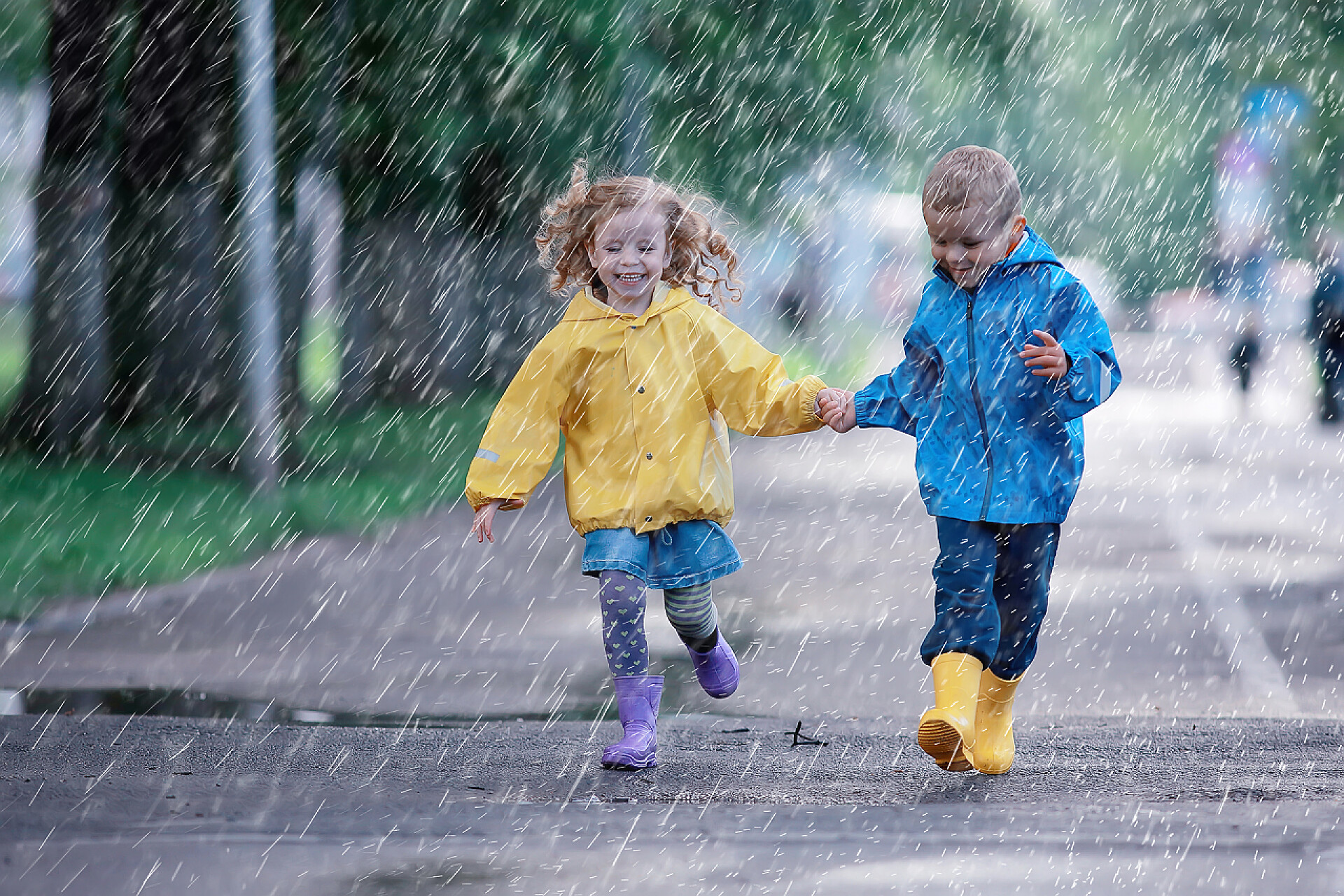 孩子们跑在雨中跑孩子们跑在雨衣/夏季公园，下雨，散步兄弟姐妹，儿童男孩和女孩