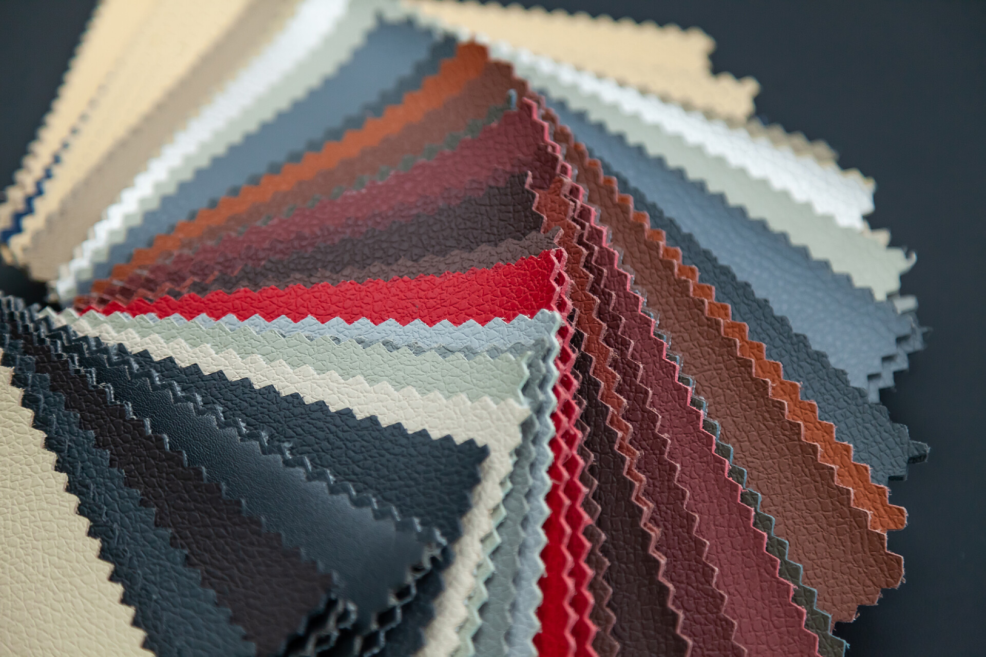 不同颜色的真皮材料样品包含不同真皮材料样品的目录