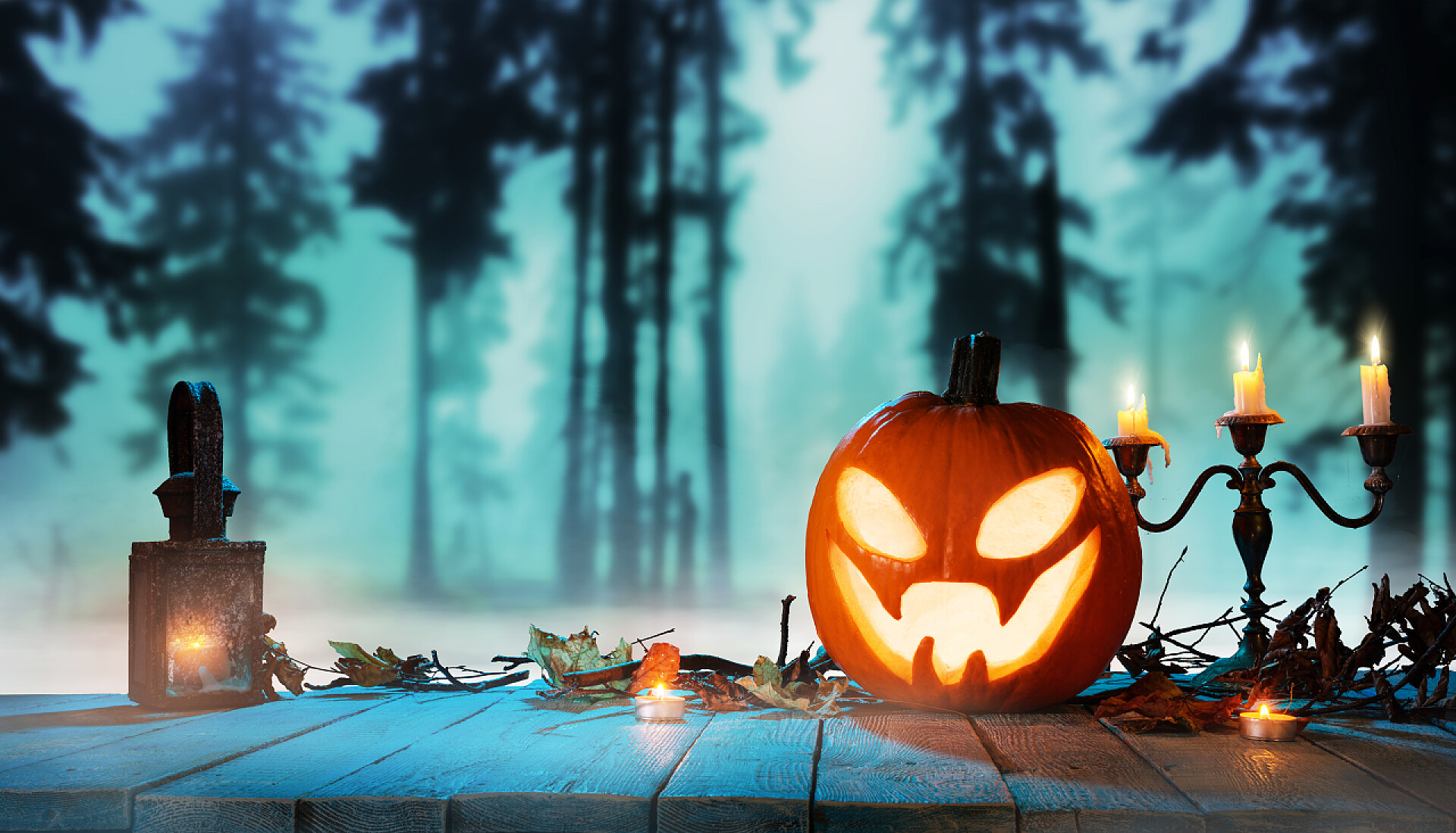 幽灵般的万圣节南瓜森林中怪异的万圣节南瓜