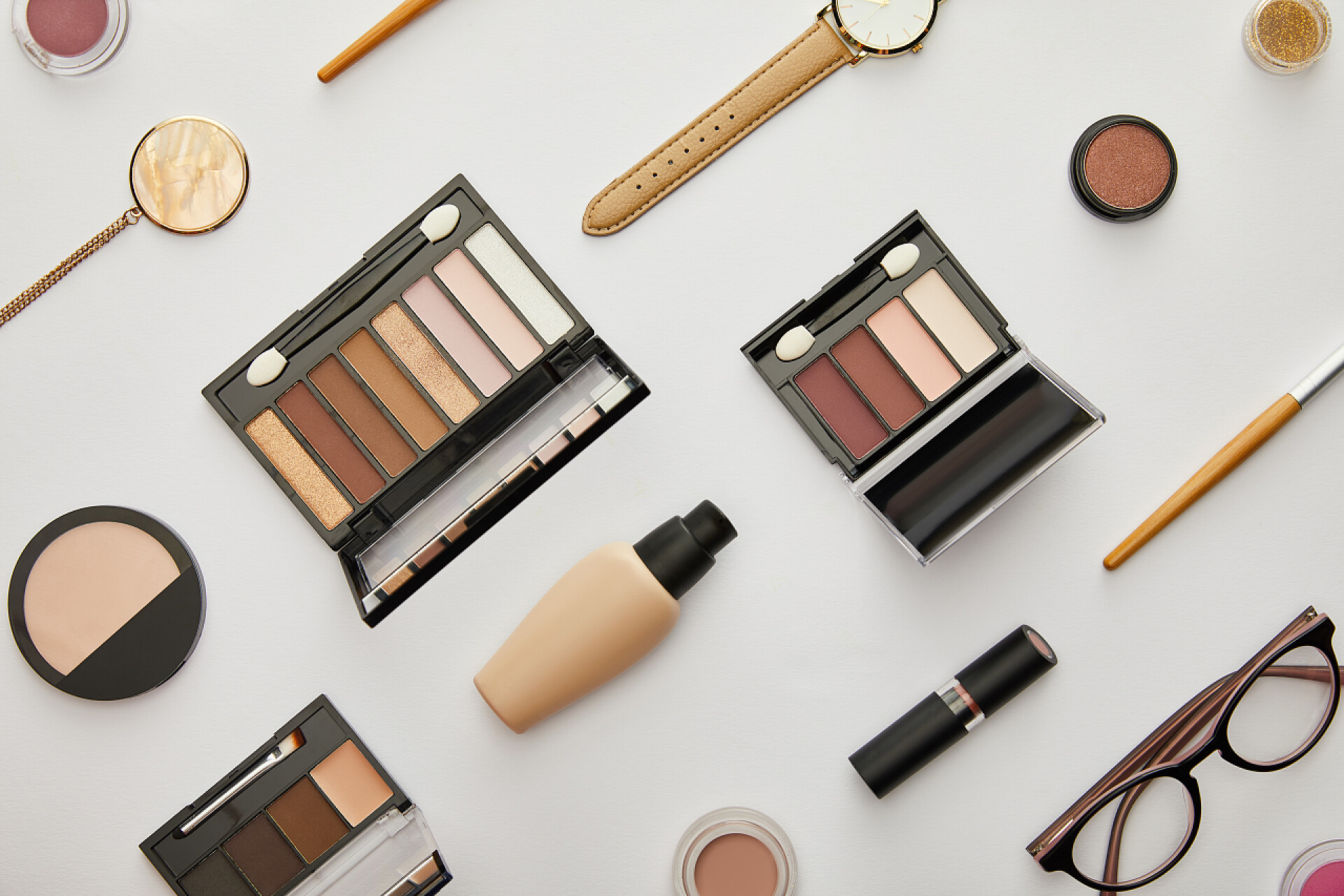 化妆品套装眼影附近面部基部的顶视图和灰色隔离的附件 