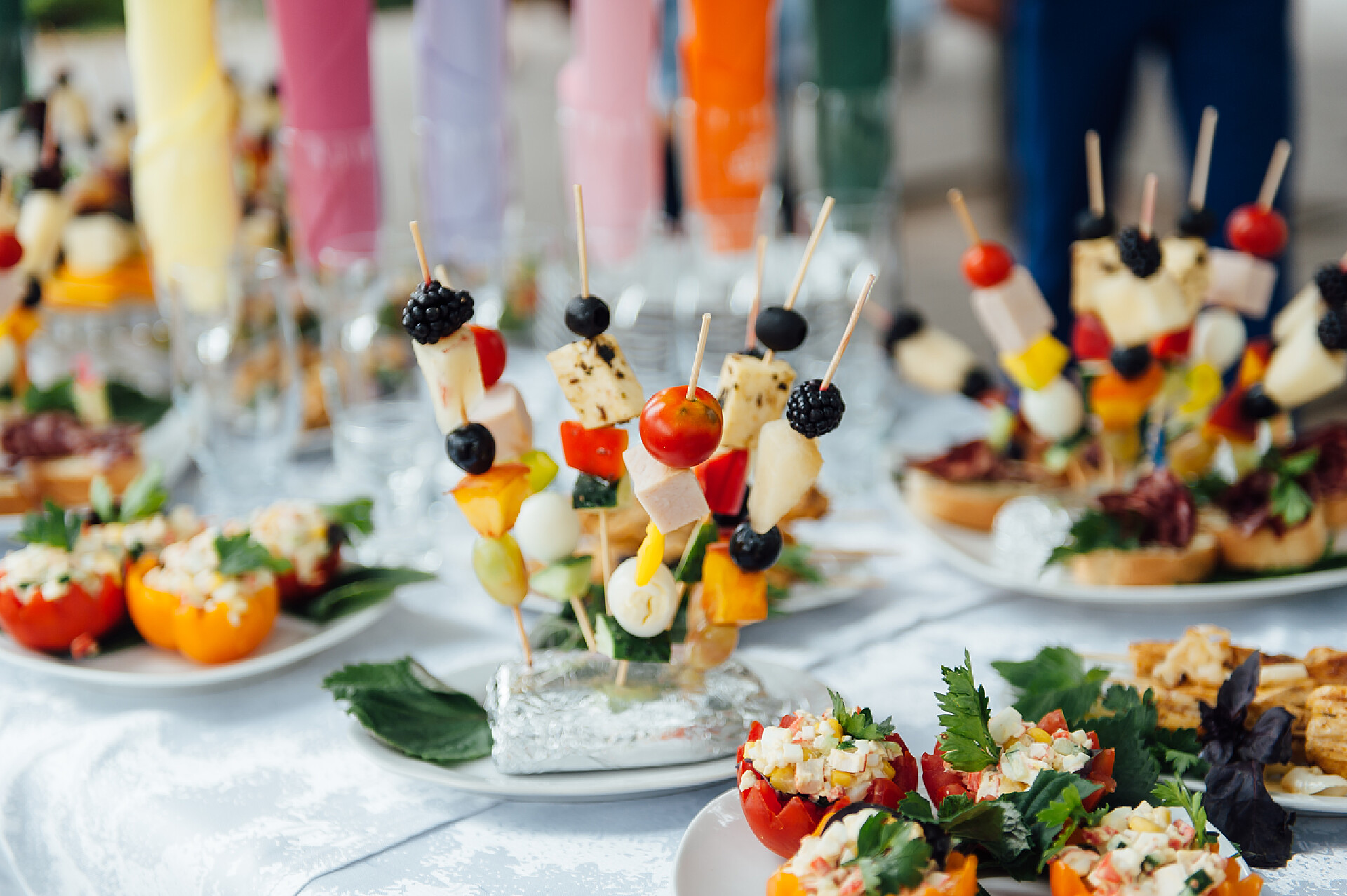 陈列着不同美味佳肴宴会上客人桌上有零食的饮食服务背景