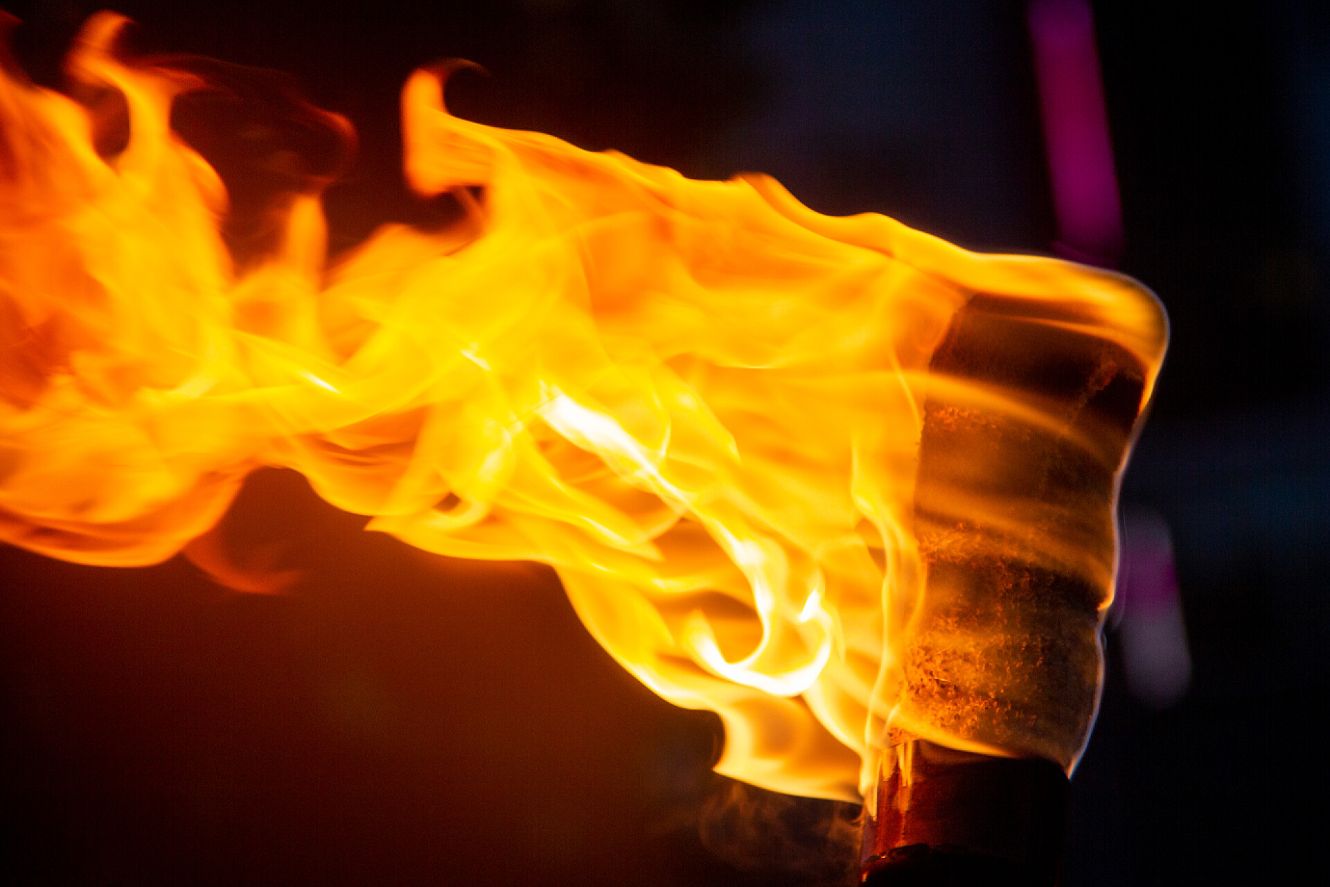 黑色背景上燃烧的木炭火焰火焰熊熊燃烧的火把