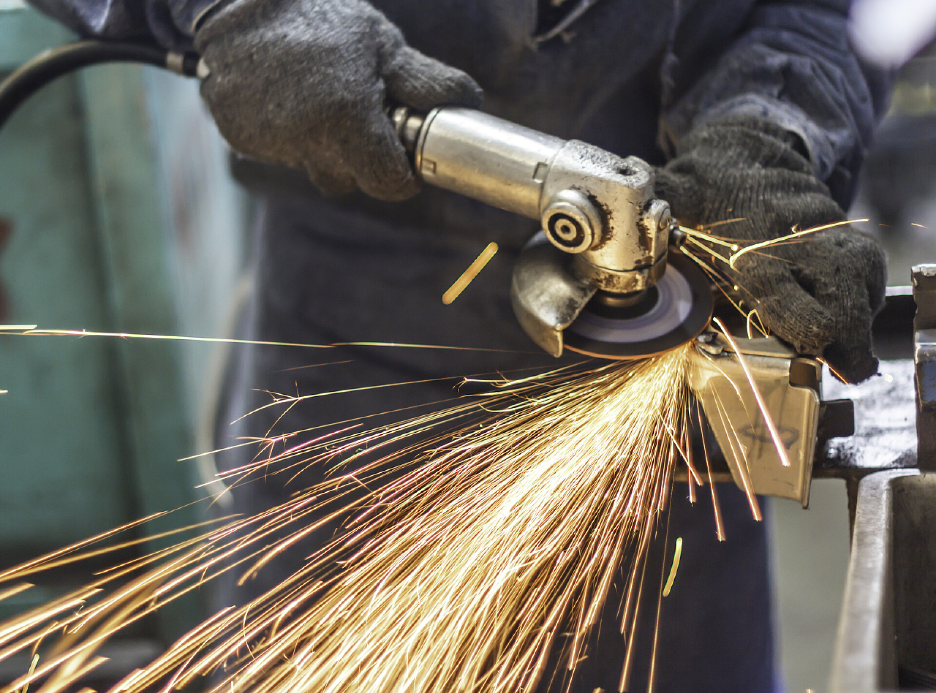 一个技术水平高的电焊工带磨床的工人切钢 