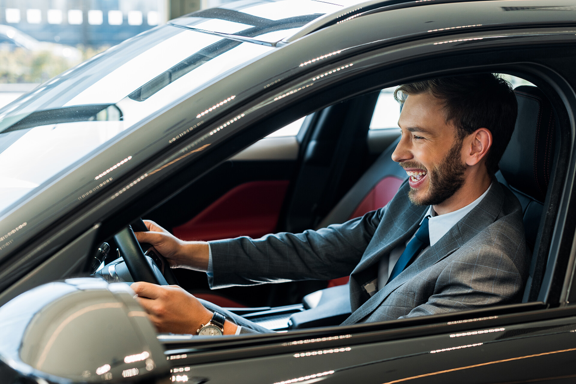 一个男商人在开车开朗的司机坐在车上选择性地集中注意力 