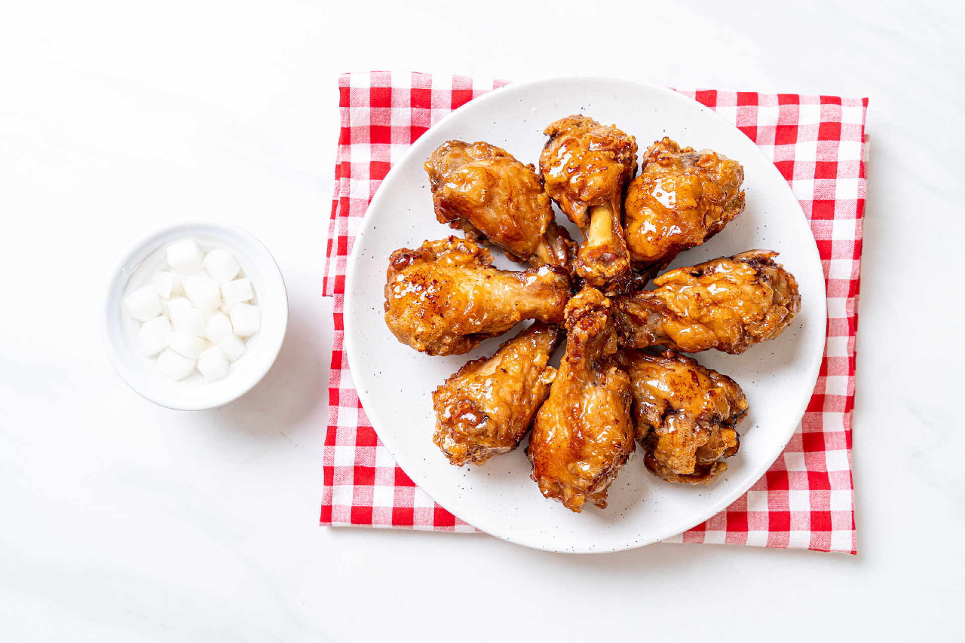 外酥里嫩的香酥鸡肉条特写炸鸡配酱汁