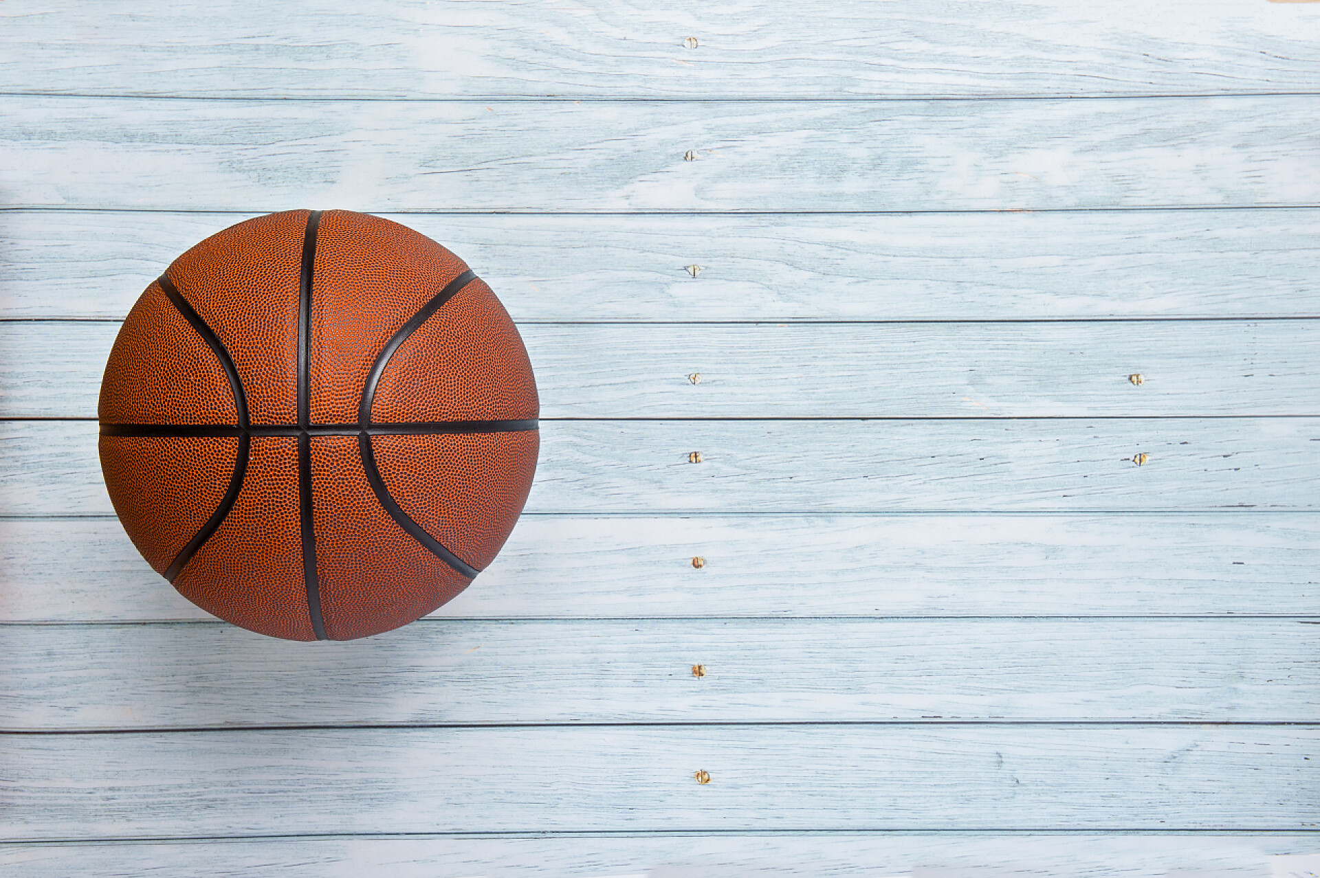 木地板上的篮球为背景的木地板上的篮球