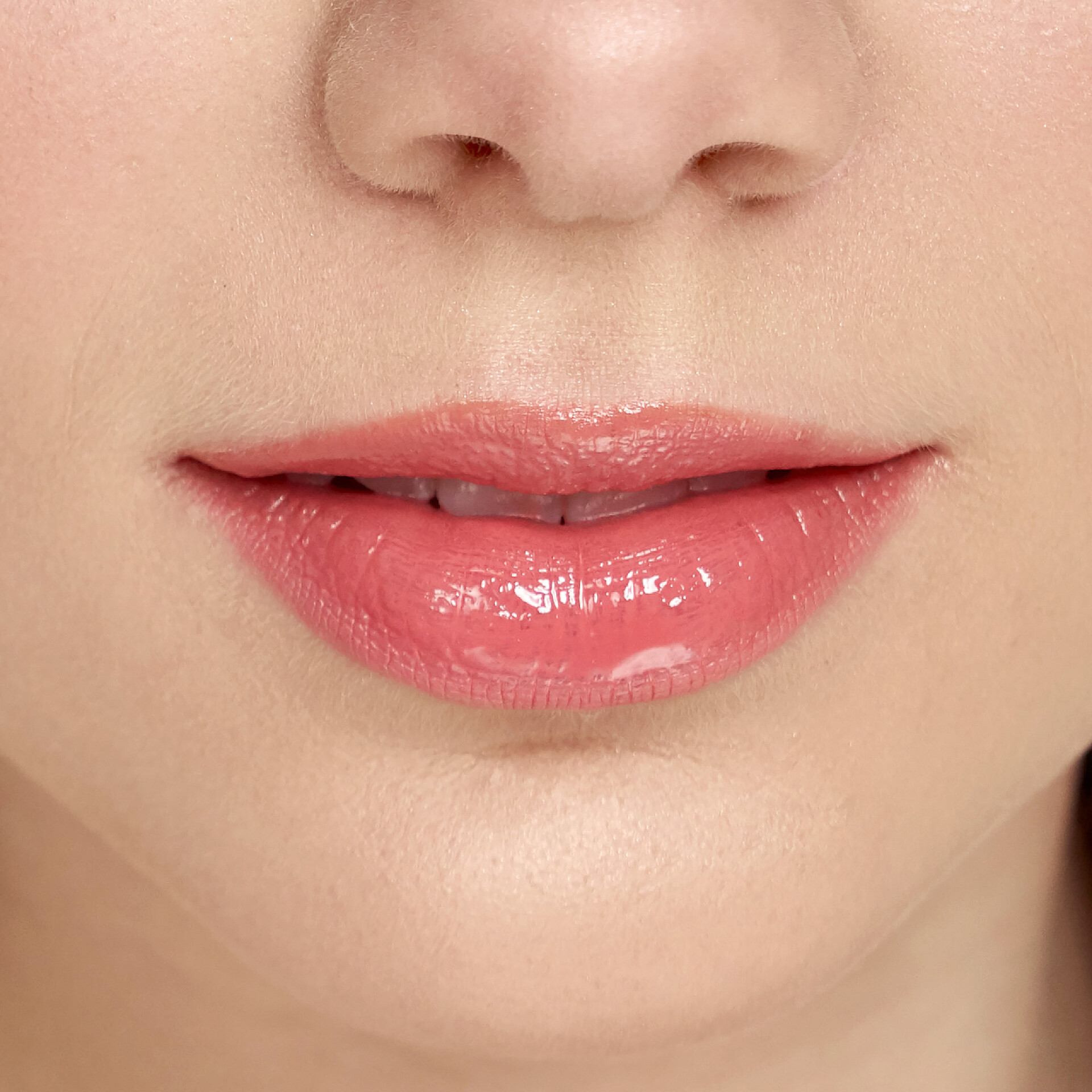 白色背景上微笑的女士全女性唇膏护肤护肤