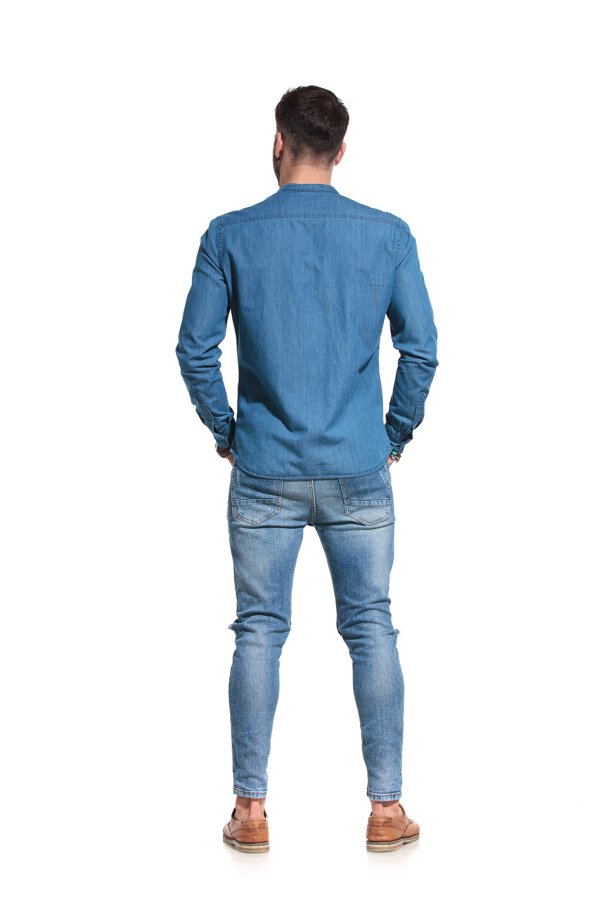 穿着蓝色牛仔裤的男人背影一个被说服的漫不经心的男人站着的后视镜