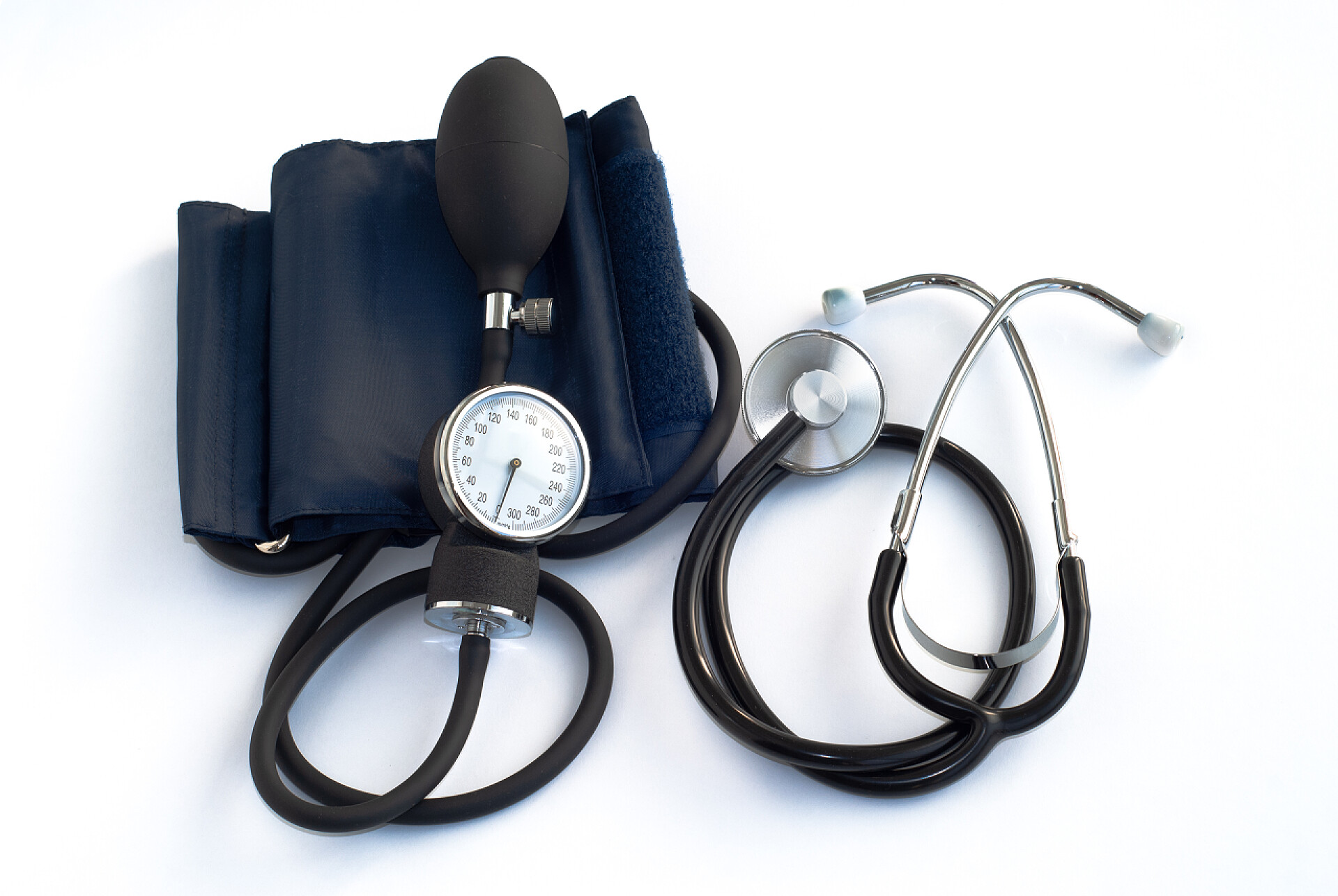 白色背景前的测量仪设备医生的听诊器和血压计