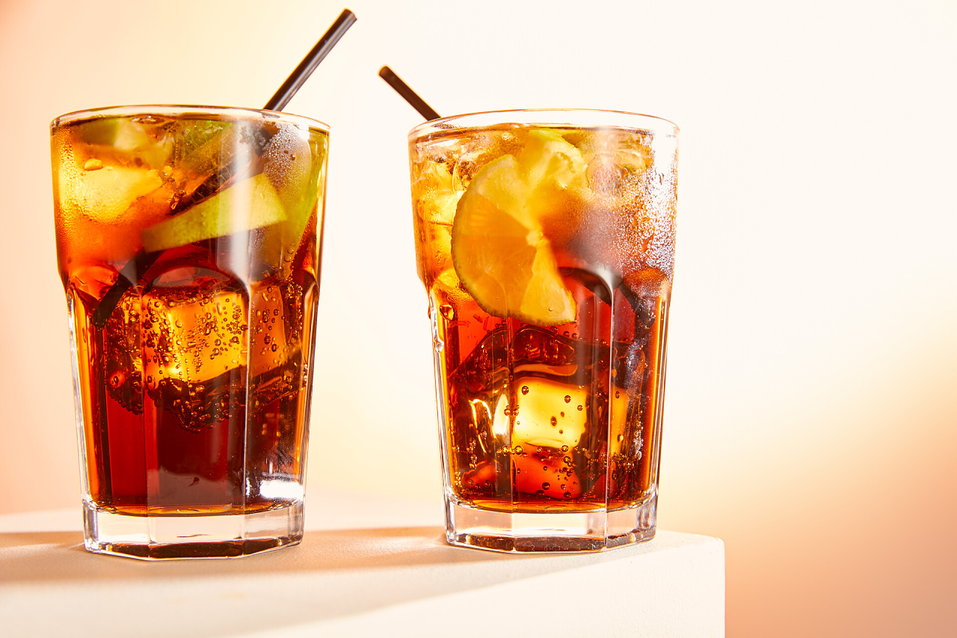 冰饮料鸡尾酒方块方块上有吸管的酒杯中的鸡尾酒  