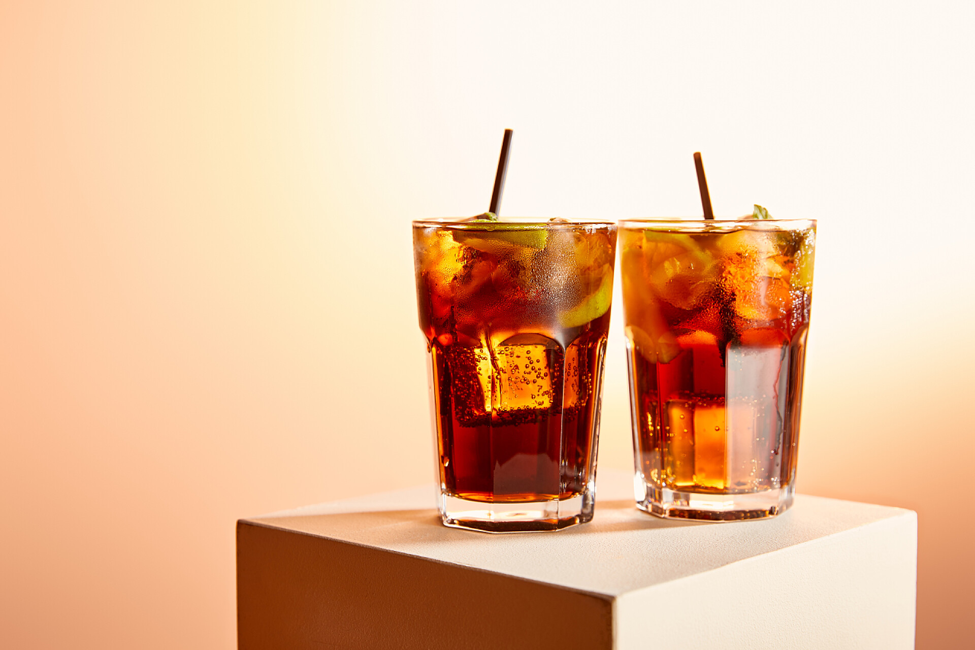 冰饮料鸡尾酒方块方块上有吸管的酒杯中的鸡尾酒  