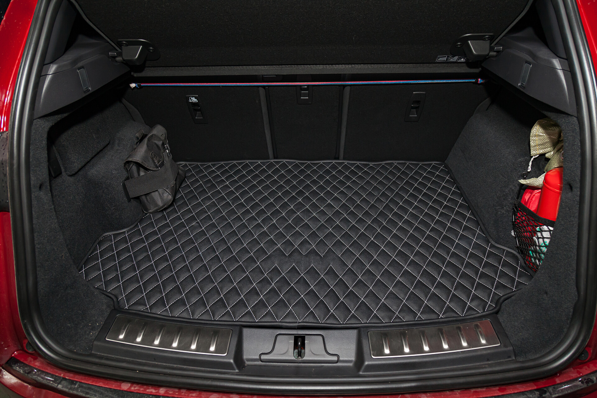 越野汽车的后备箱红色轿车行李箱空间内的Suv后备箱与敞口