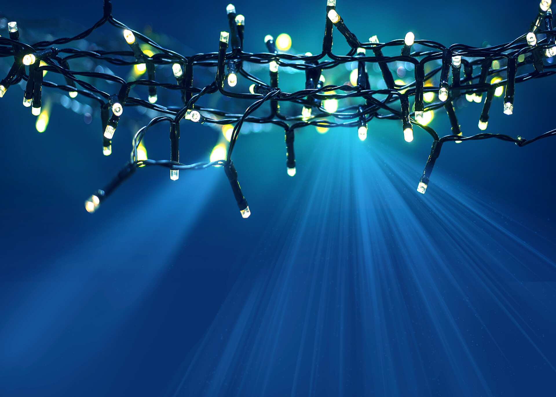 蓝色背景上的圣诞彩灯有文字空间的圣诞彩灯的假日背景