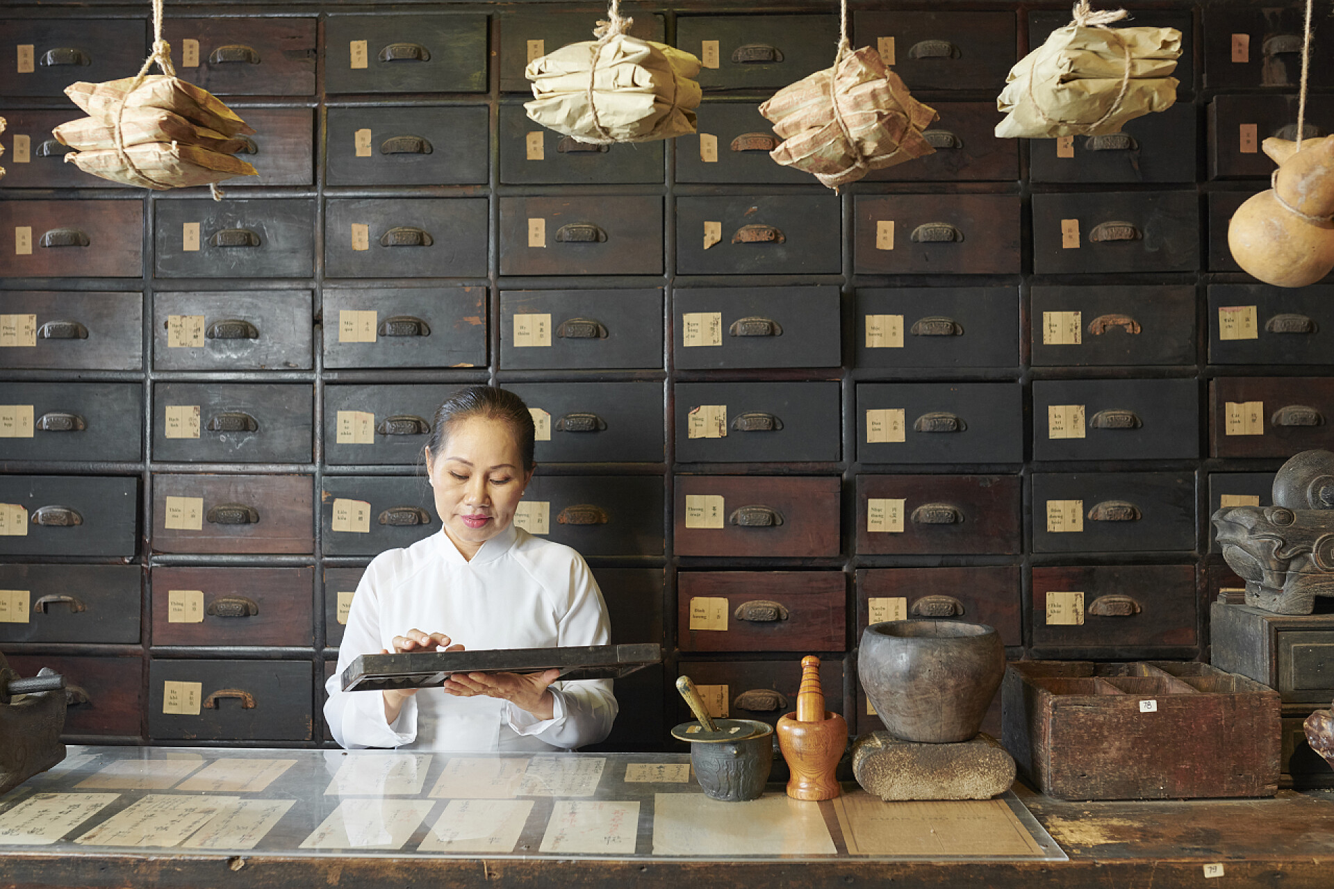 传统中医在药房看药方传统中医用算盘计数她店里的配料
