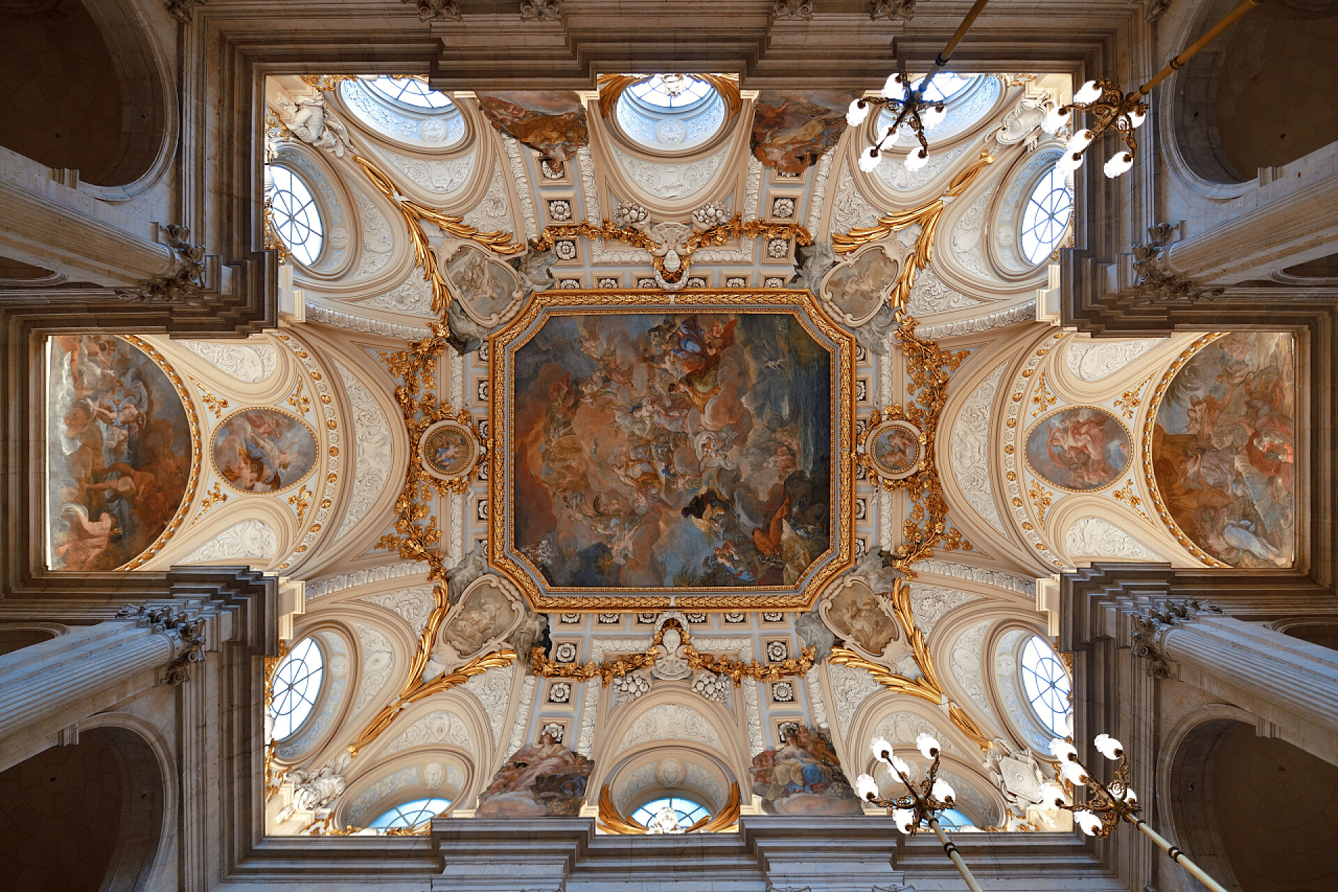 俯拍马德里皇宫大厅内部景观马德里皇宫大厅内部景观与美丽的装饰在西班牙