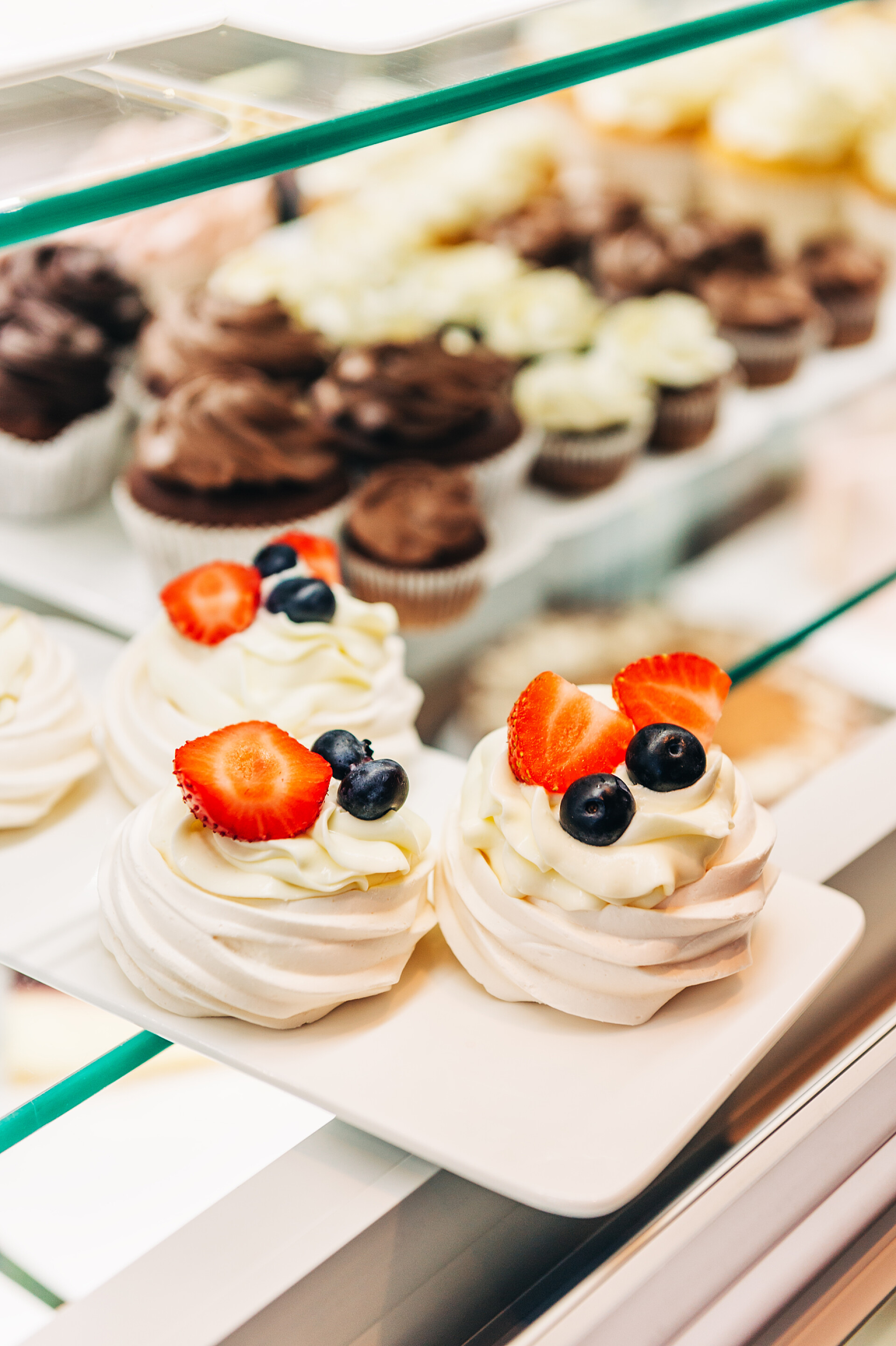 面包店橱窗里的巧克力蛋糕面包店橱窗里有巧克力杯蛋糕和蛋白甜食 