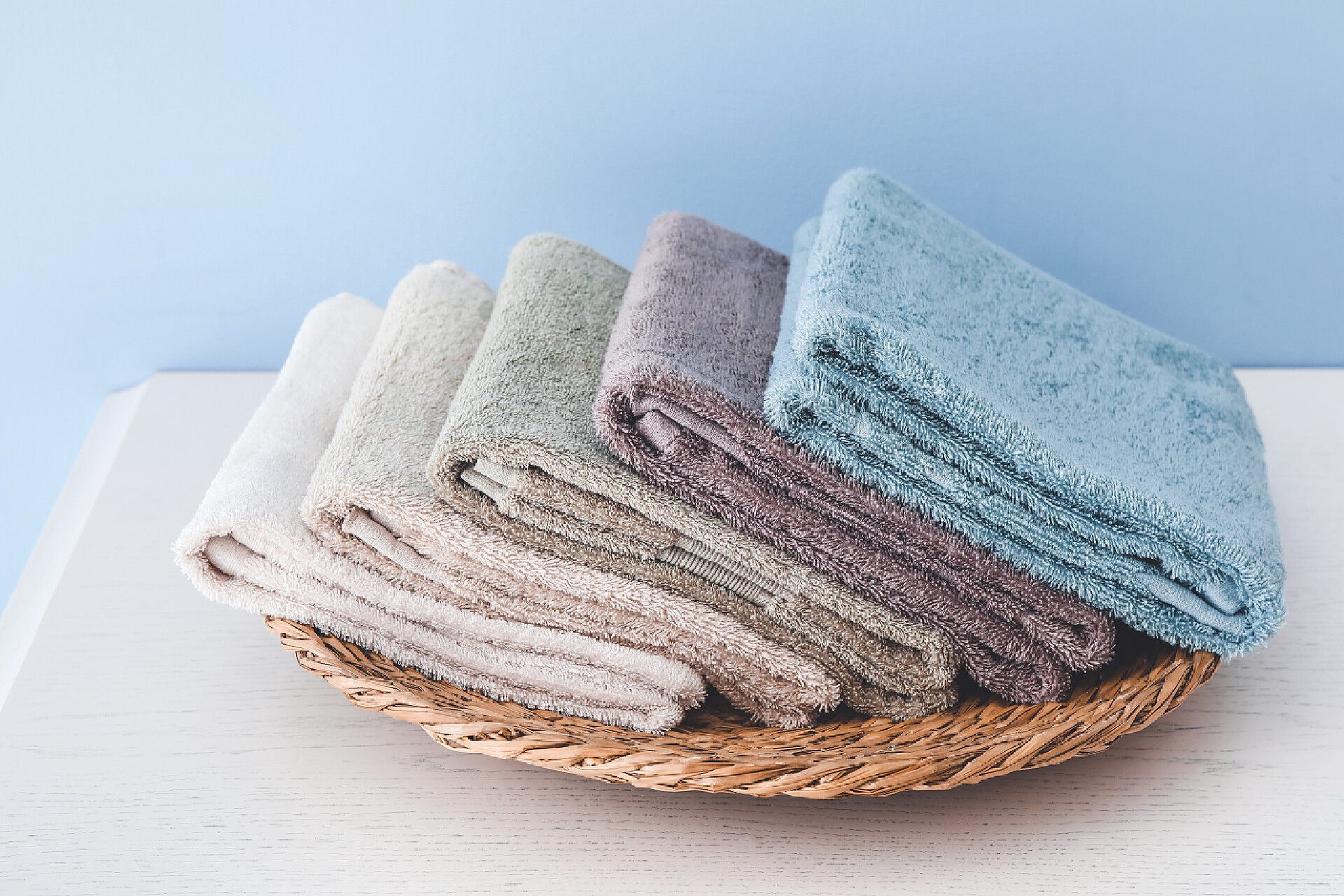 桌上软绵绵的干净毛巾桌上软绵绵的干净毛巾