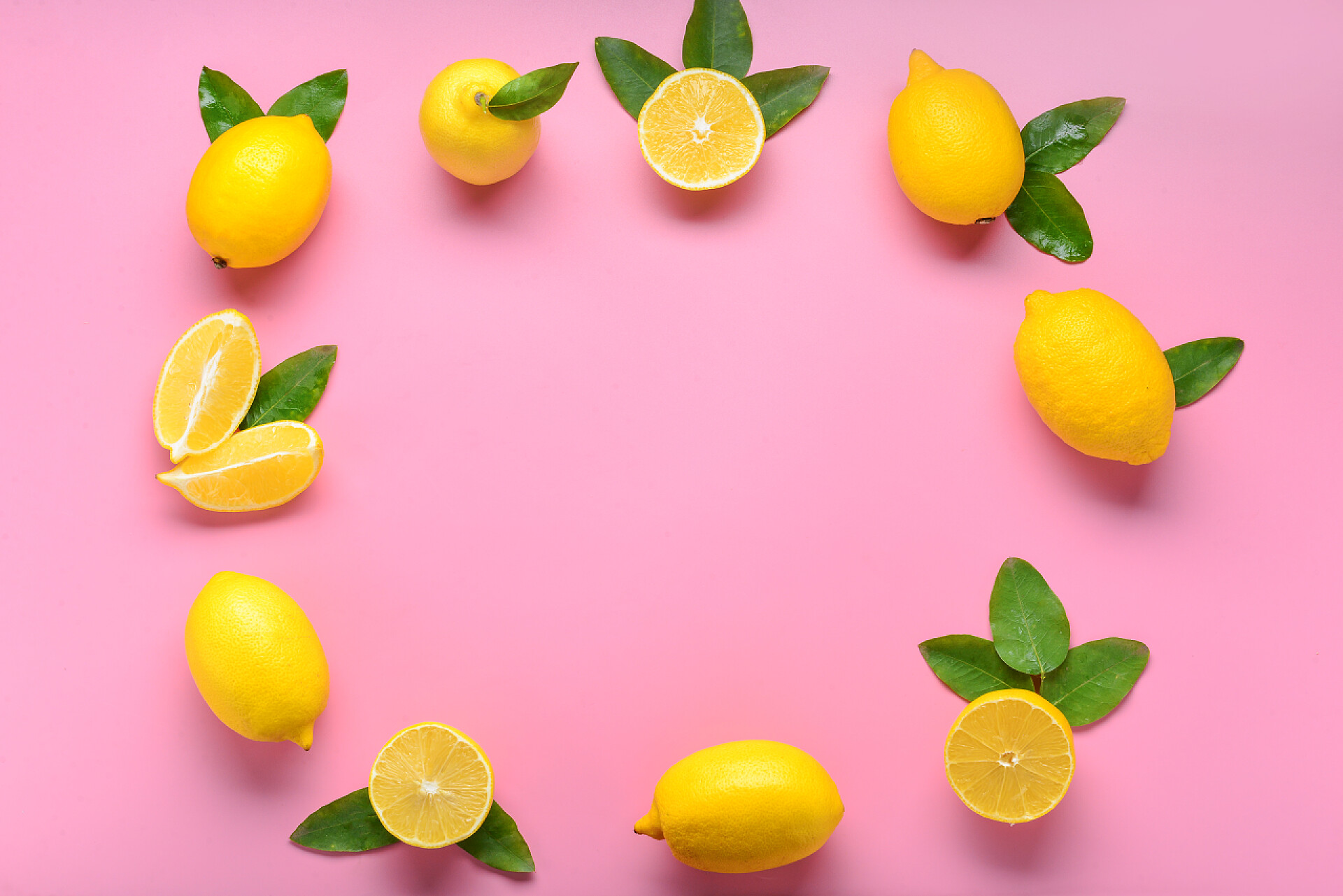 粉色背景上的柠檬底色成熟柠檬制成的框架