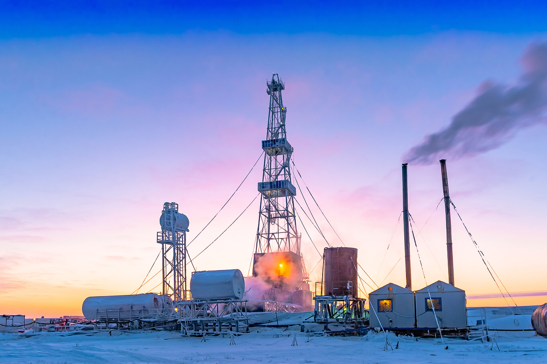 石油和天然气开采基地Winter polar day in the arctic. Drilling a well at a northern oil and gas field. Low sun. Beautiful lighting.
