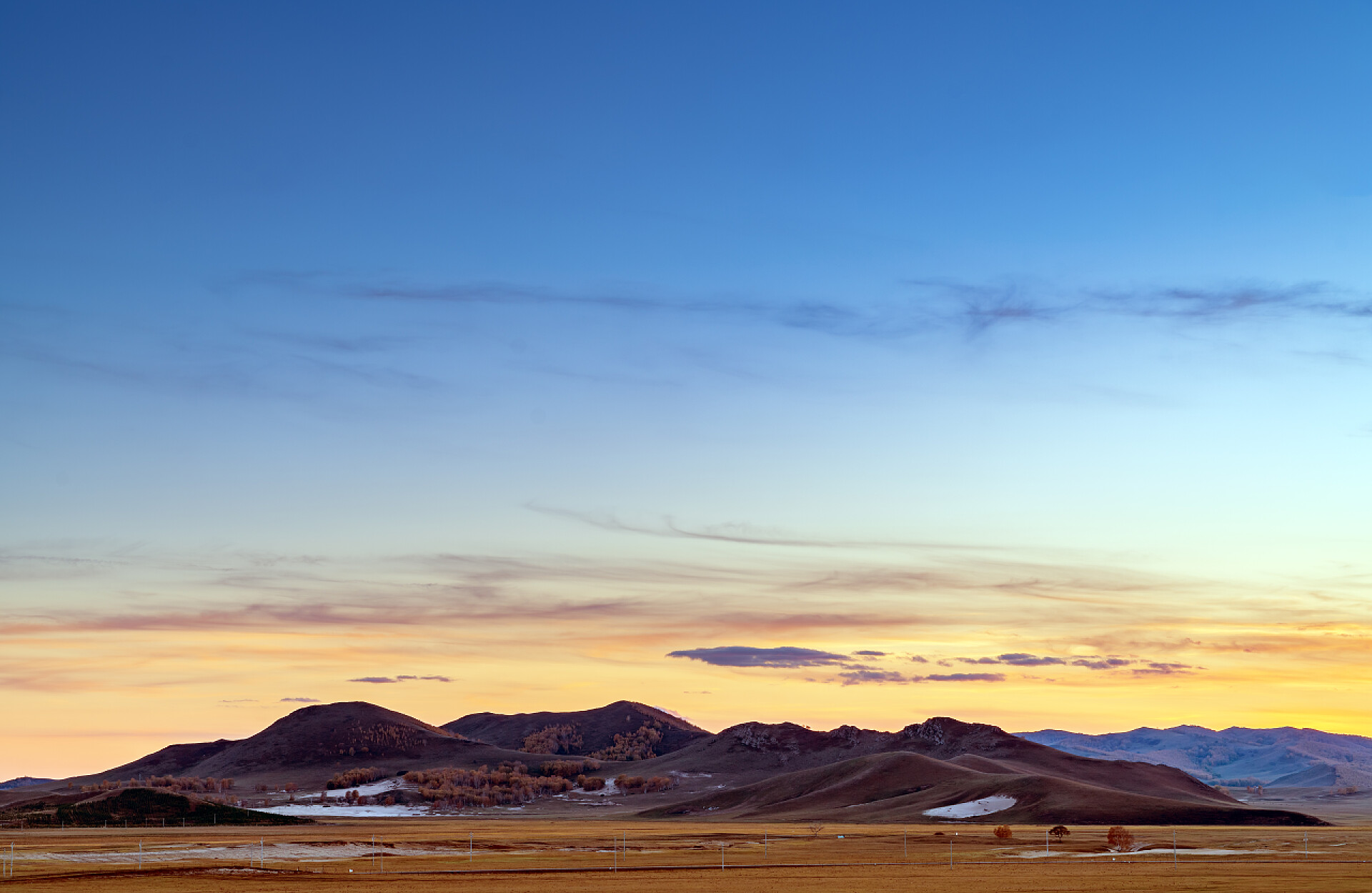 美丽的山景日出清晨的草原和山脉