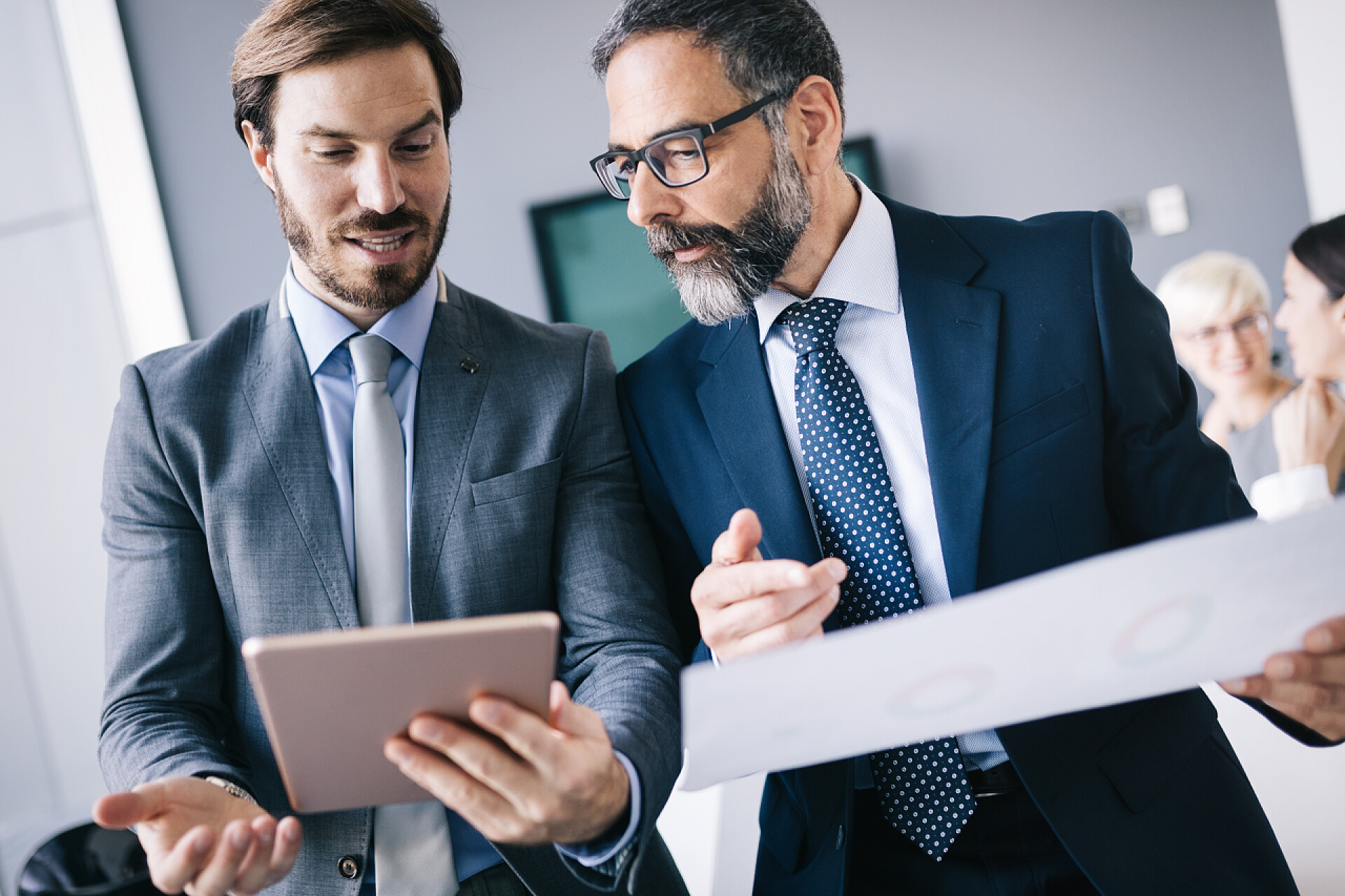 业务人员在办公室工作业务人员在办公室工作，集思广益