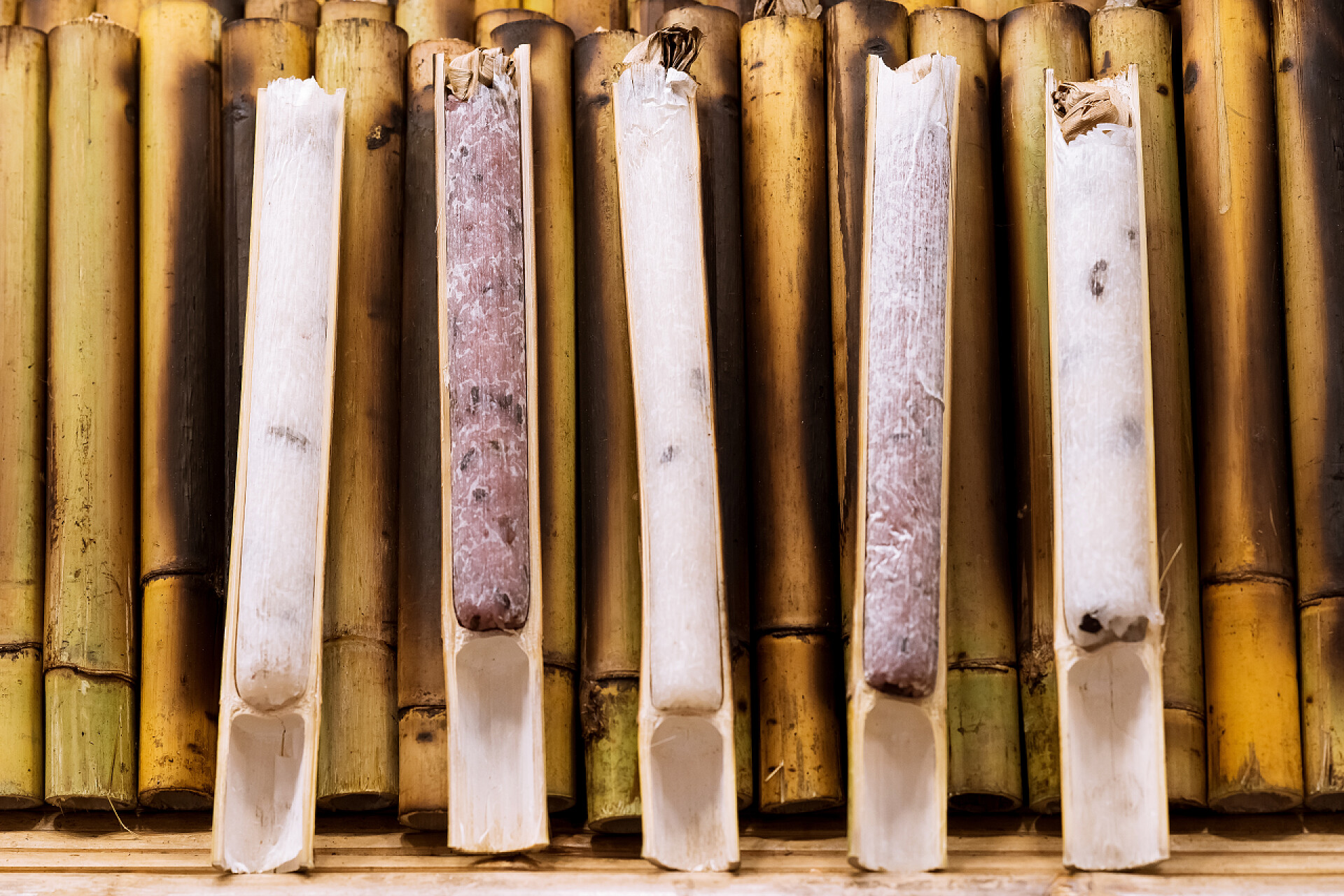 用竹子做的冰棒用椰汁煮的糯米或竹节烤的糯米，甜食