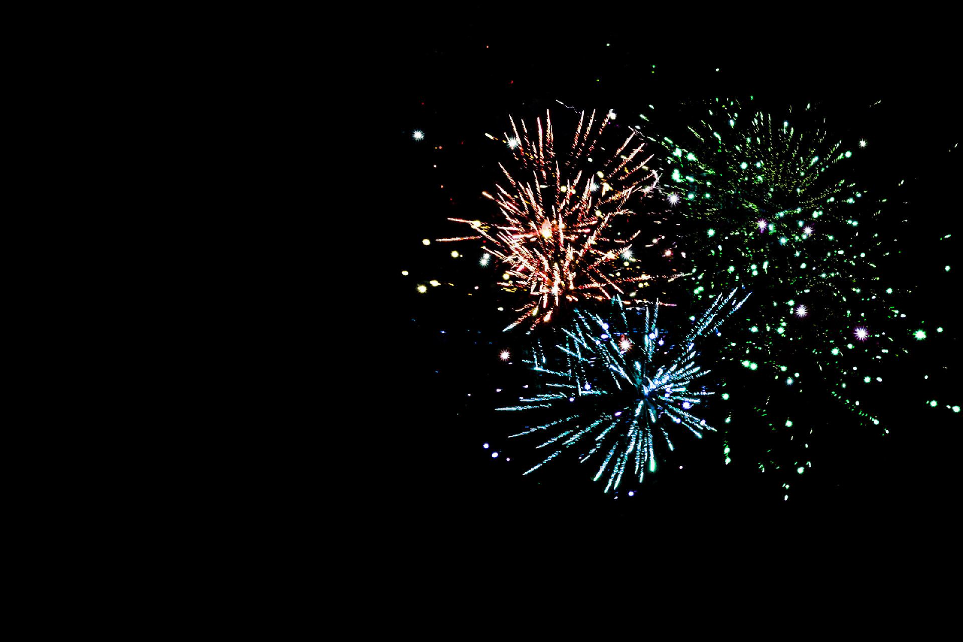 黑色背景上的彩色烟花深夜里的蓝色、绿色和橙色传统烟火，与黑色隔离