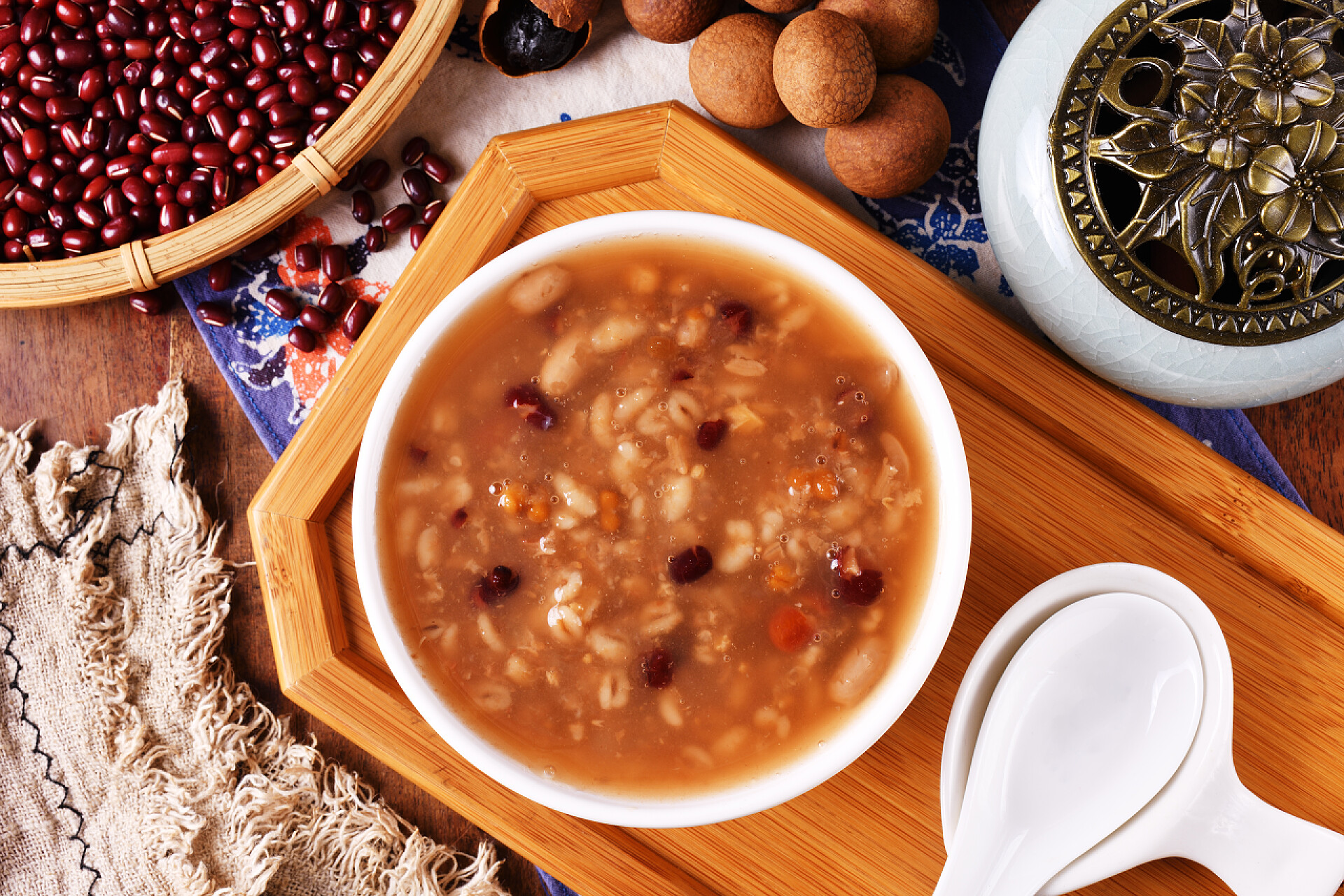 白木桌上的八宝粥和厨具色木桌上的八块宝粥白色木桌上的八块宝粥