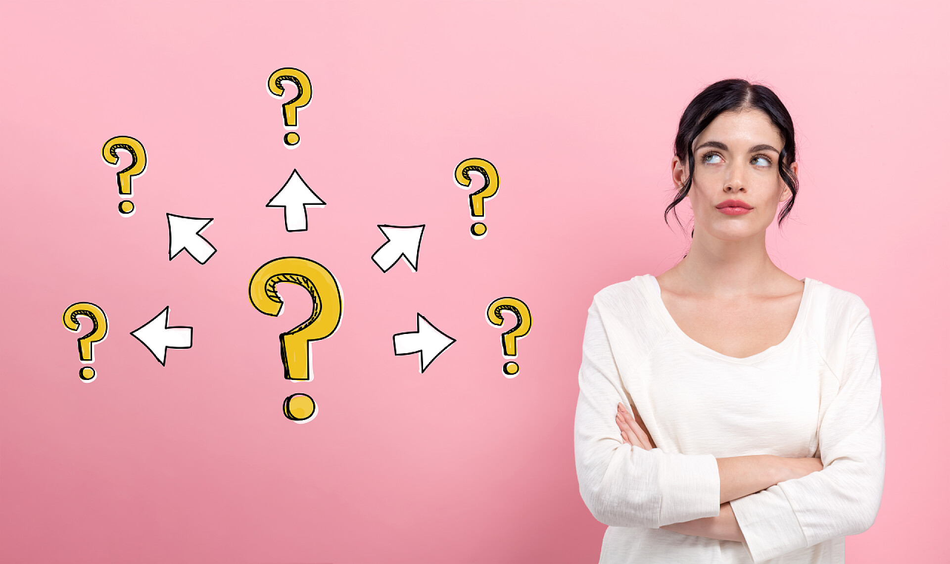 粉色背景上的心事重重的美女和一堆问号大大小小的问号与年轻女子的箭