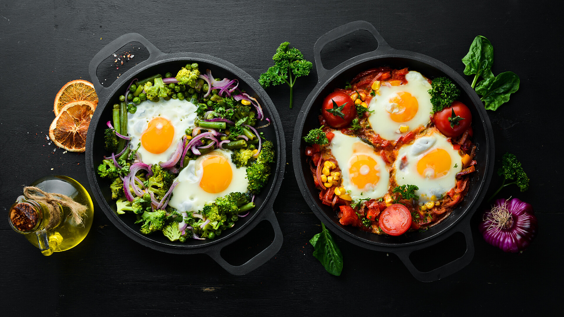 黑桌上的煲仔饭仰视图自制早餐，用煎蛋做的。 阿拉伯传统烹饪。 顶部视图。 给你的文章腾出地方.