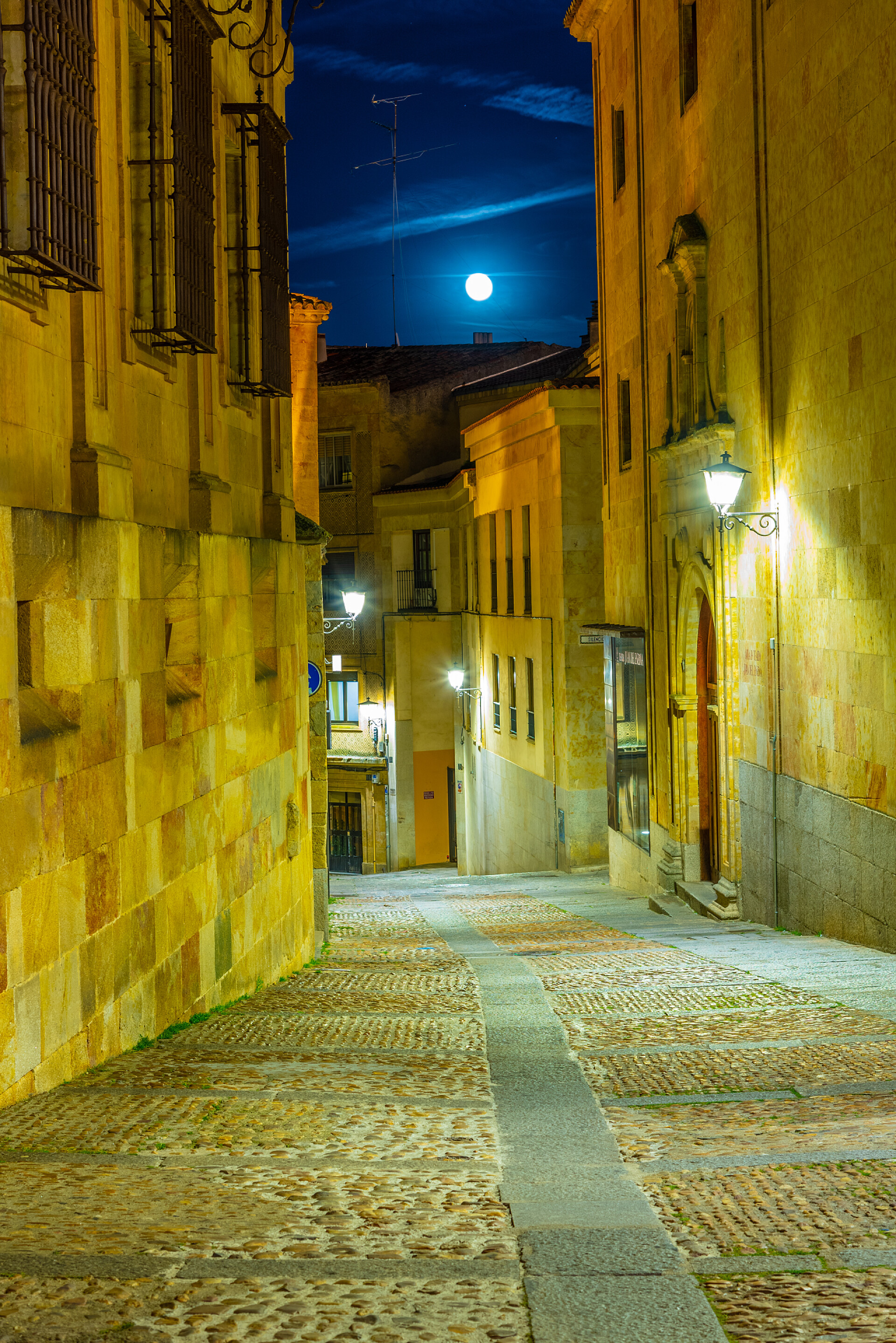 夜幕下的欧式建筑街景西班牙萨拉曼卡市中心一条狭窄街道的日落