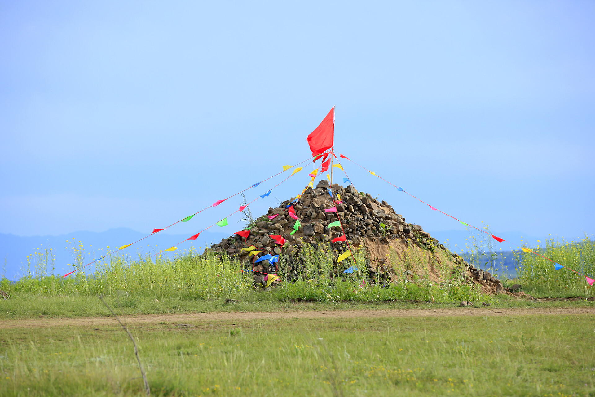 内蒙古大草原里的泥堆Oboo