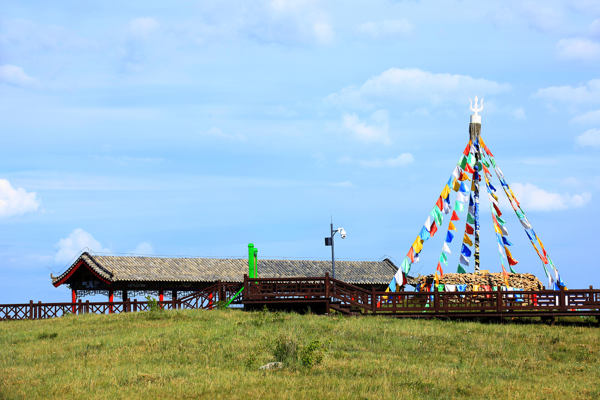 蓝天白云下地址内蒙古大草原和房子Oboo