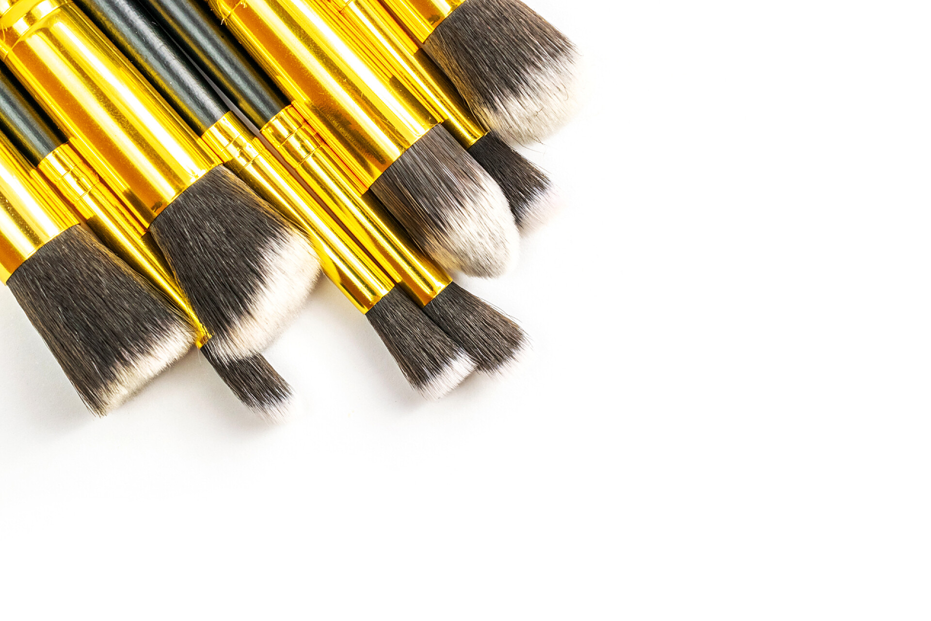 白色背景上的化妆刷化妆品摆设。 用白色背胶隔离的化妆品粉刷