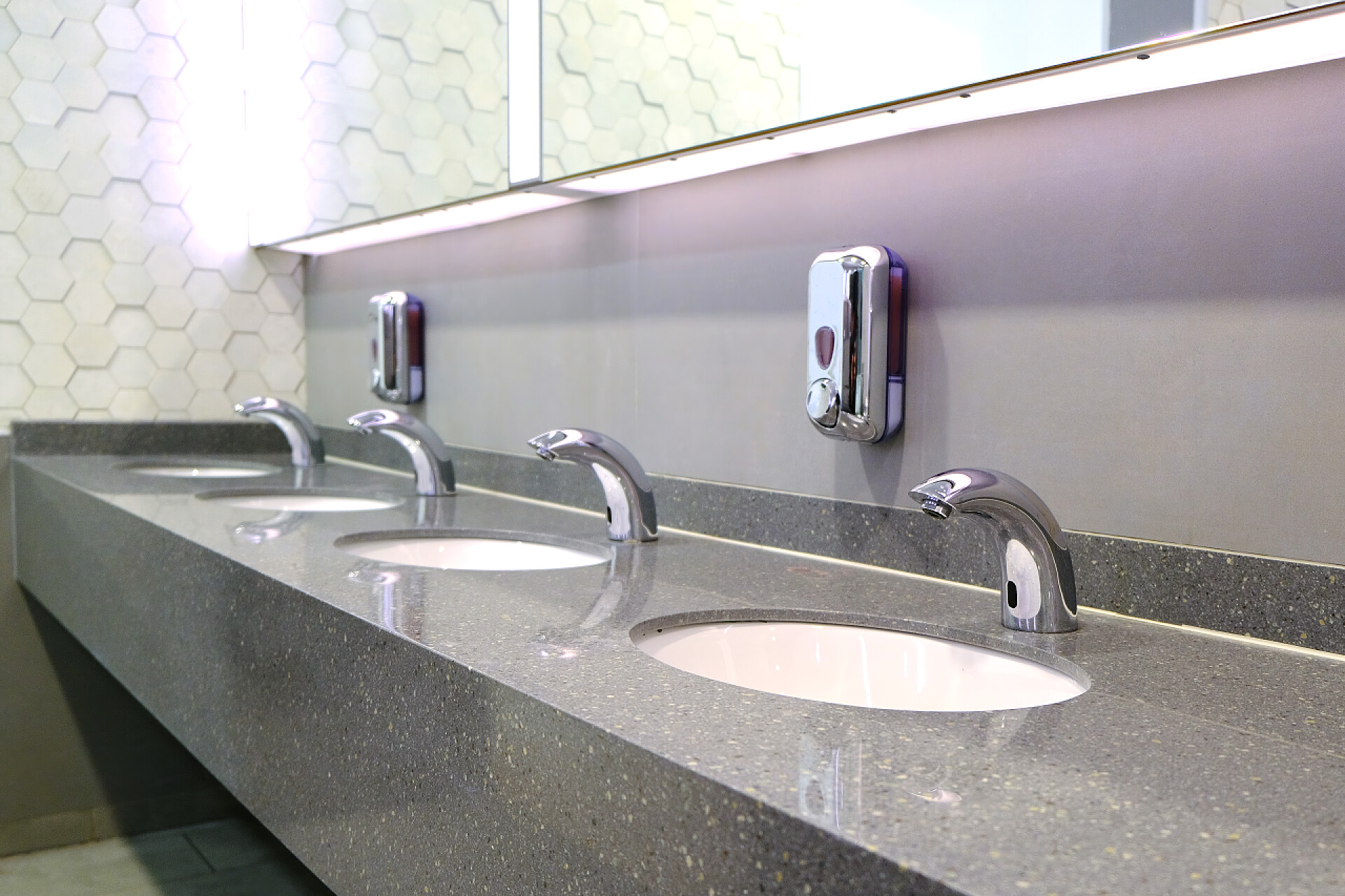 厕所里的水龙头经典的现代洗脸盆，带有铬接触水龙头和肥皂盘.