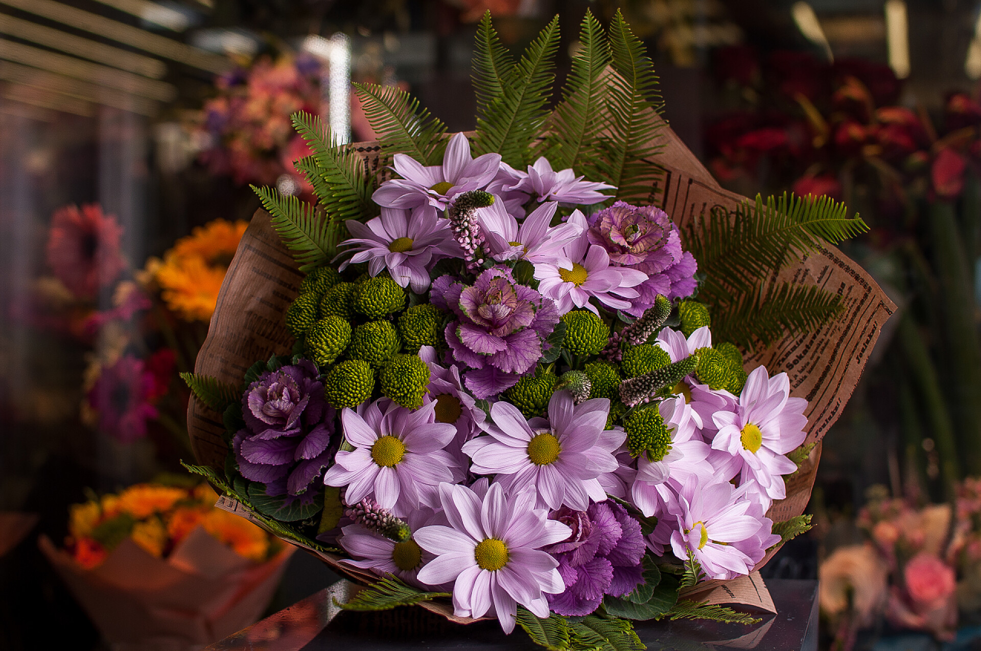 花店里的紫色花束特写镜头美丽的花束。花店冷黑的房间里的春天的花朵