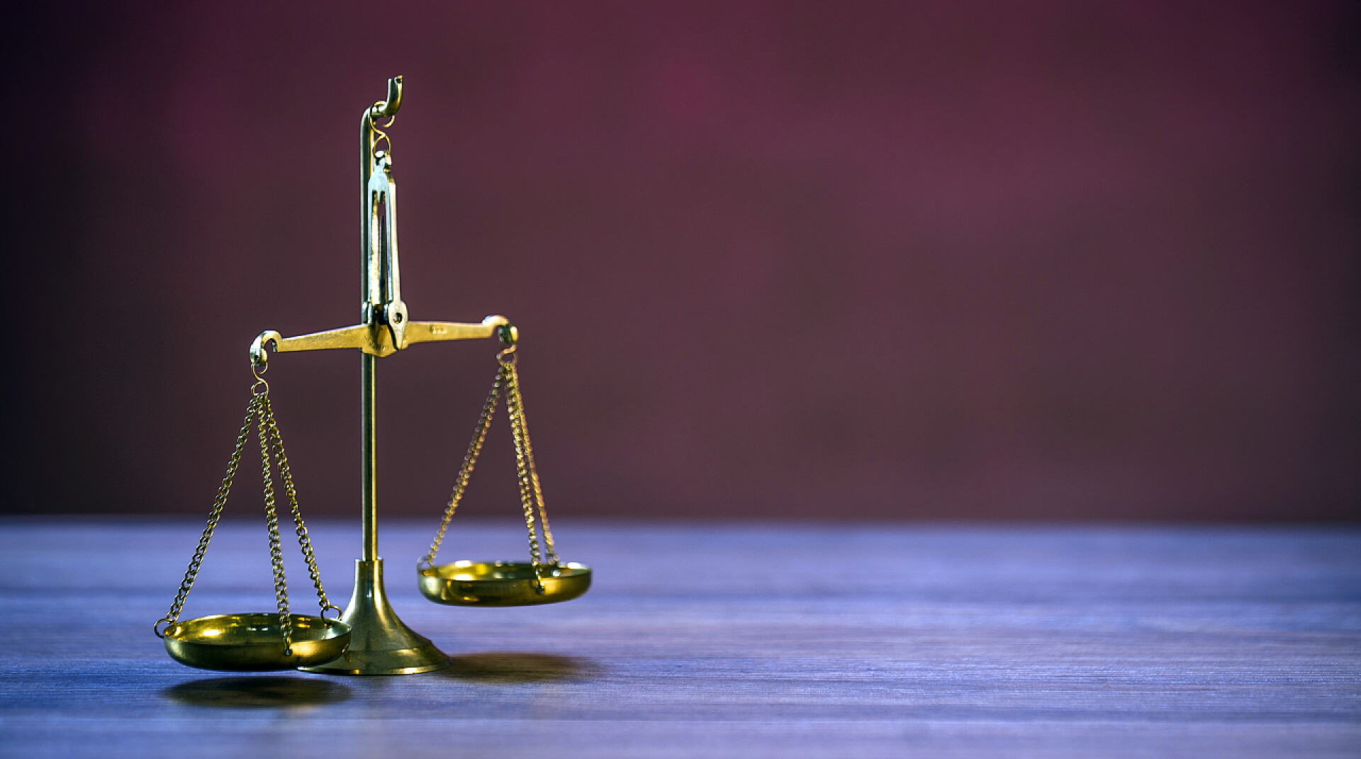 深色背景上的天平带有复制空间的木制桌子背景上的刻度