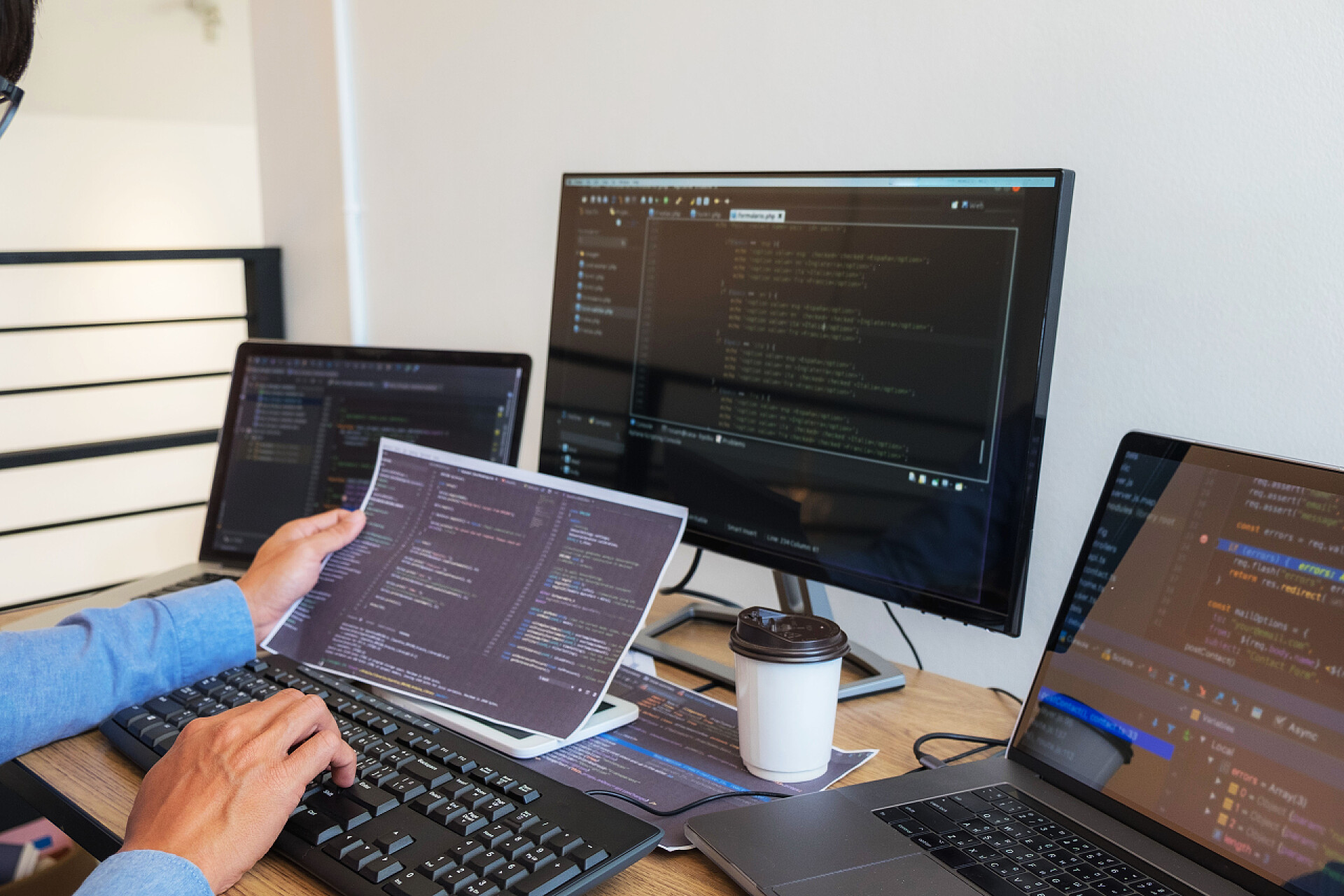 开发人员坐在电脑前研究编程代码程序设计员、开发人员和编程人员